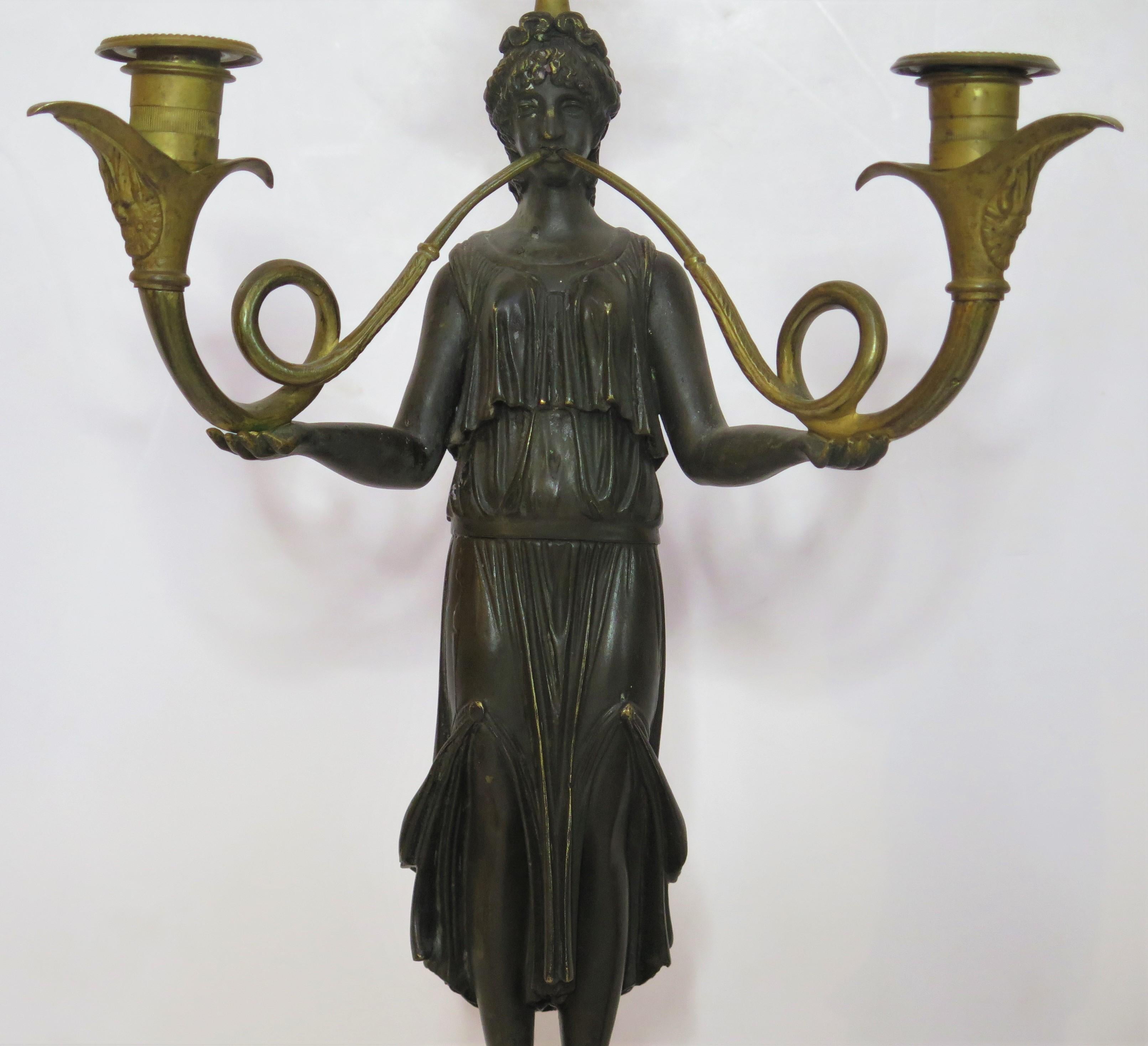 Paire de candélabres en bronze doré et patiné 1