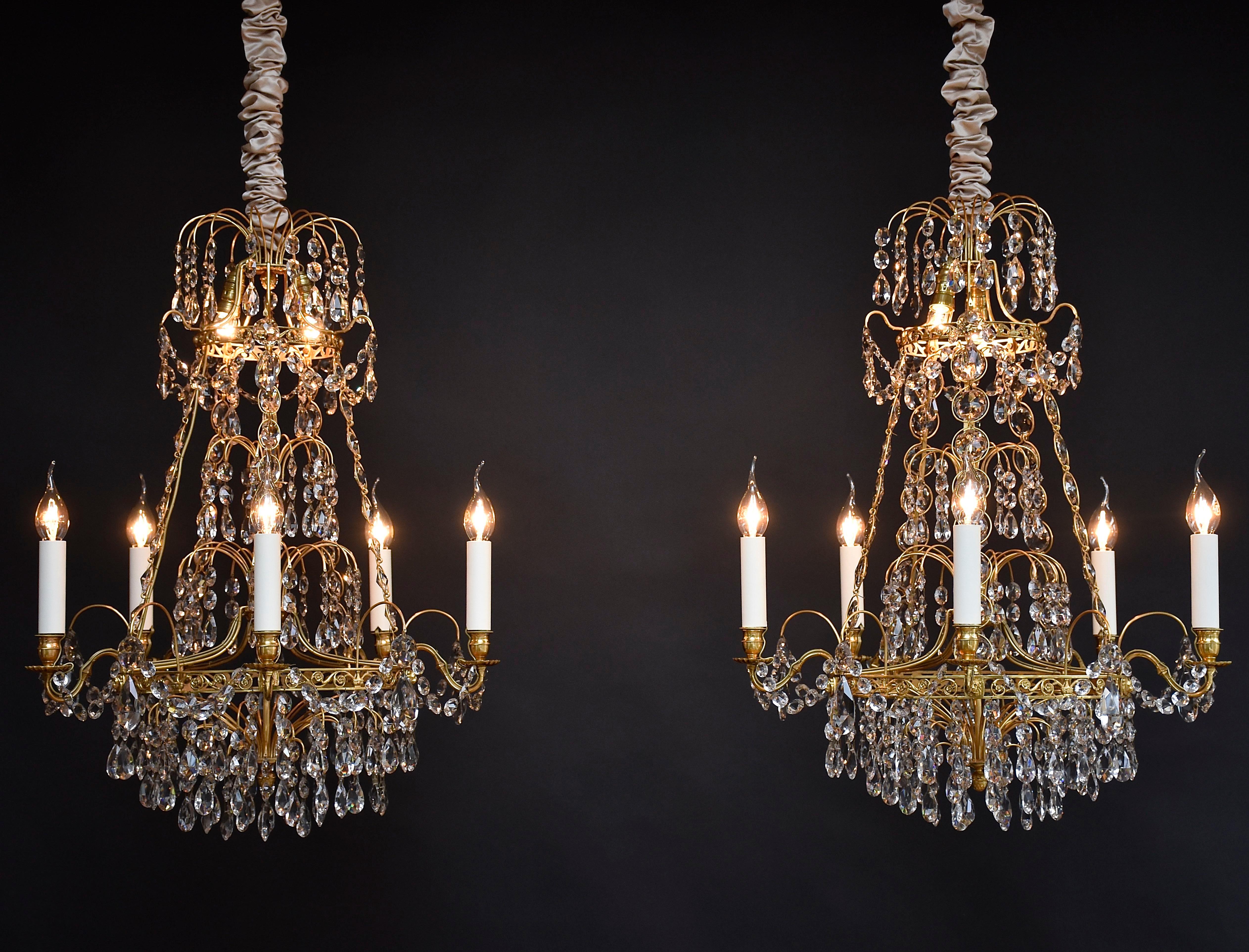 Paire de lustres anciens en laiton doré et cristal de style Gustavien en vente 3