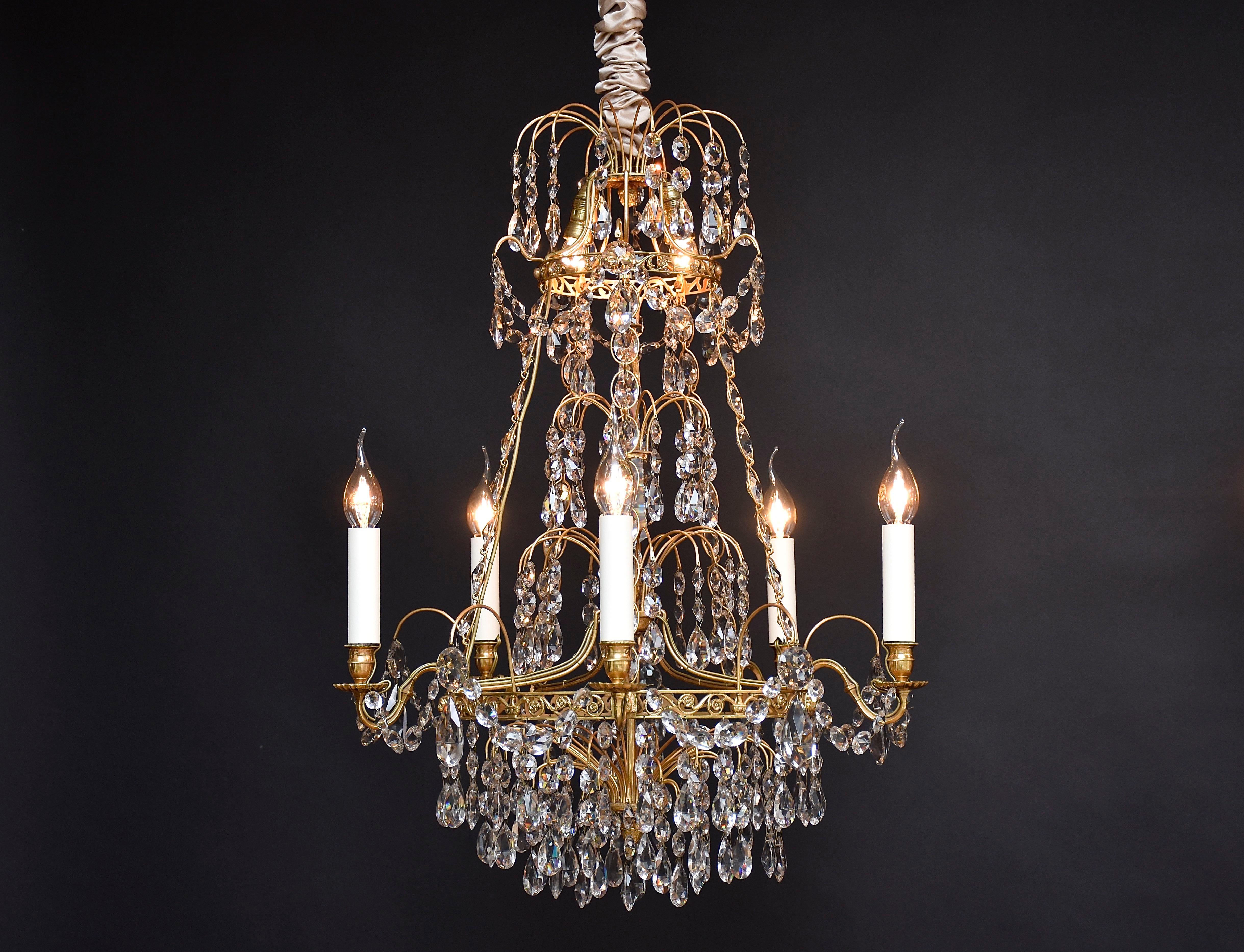 Paire de lustres anciens en laiton doré et cristal de style Gustavien en vente 4