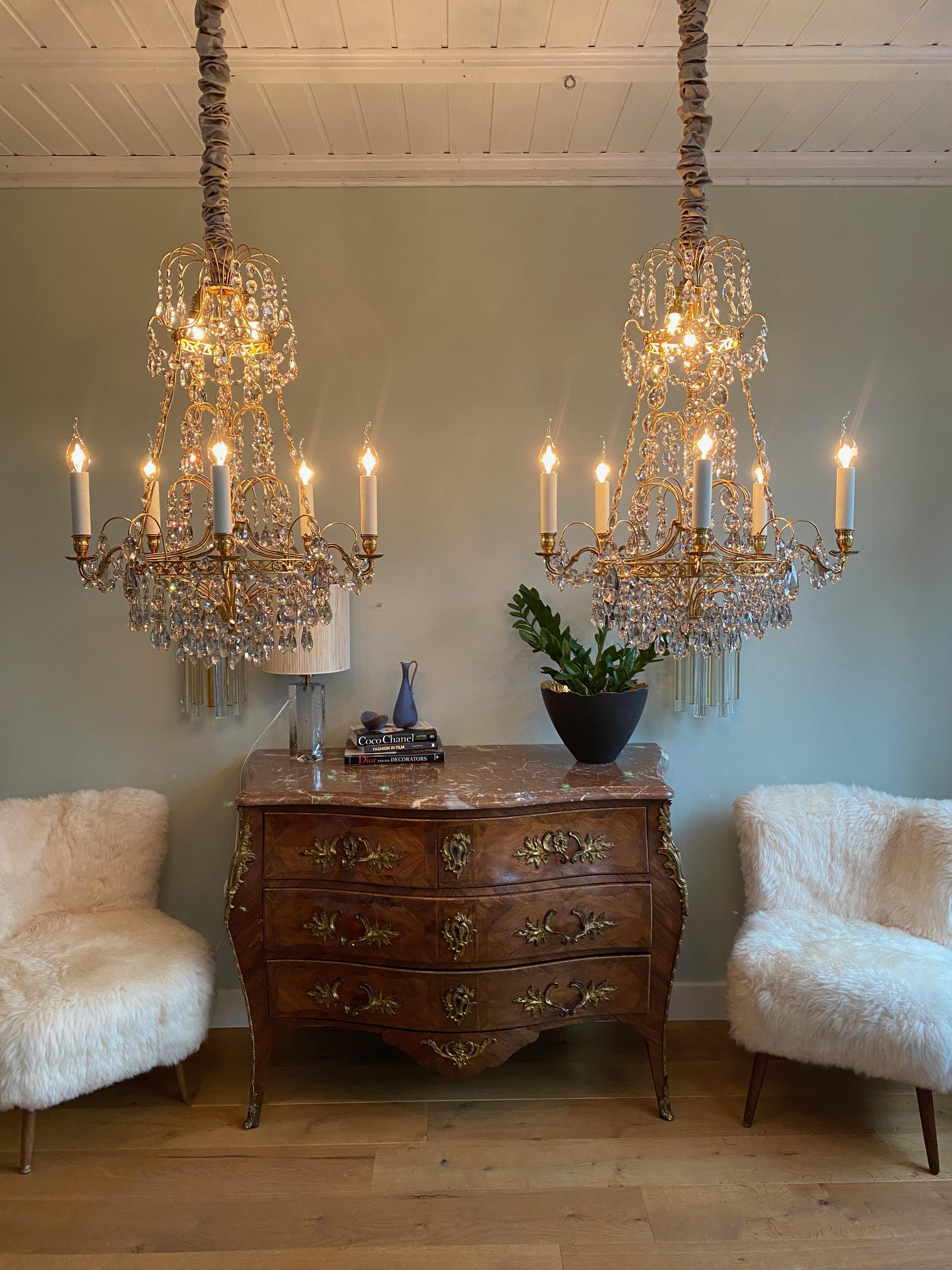 Paire de lustres anciens en laiton doré et cristal de style Gustavien en vente 5