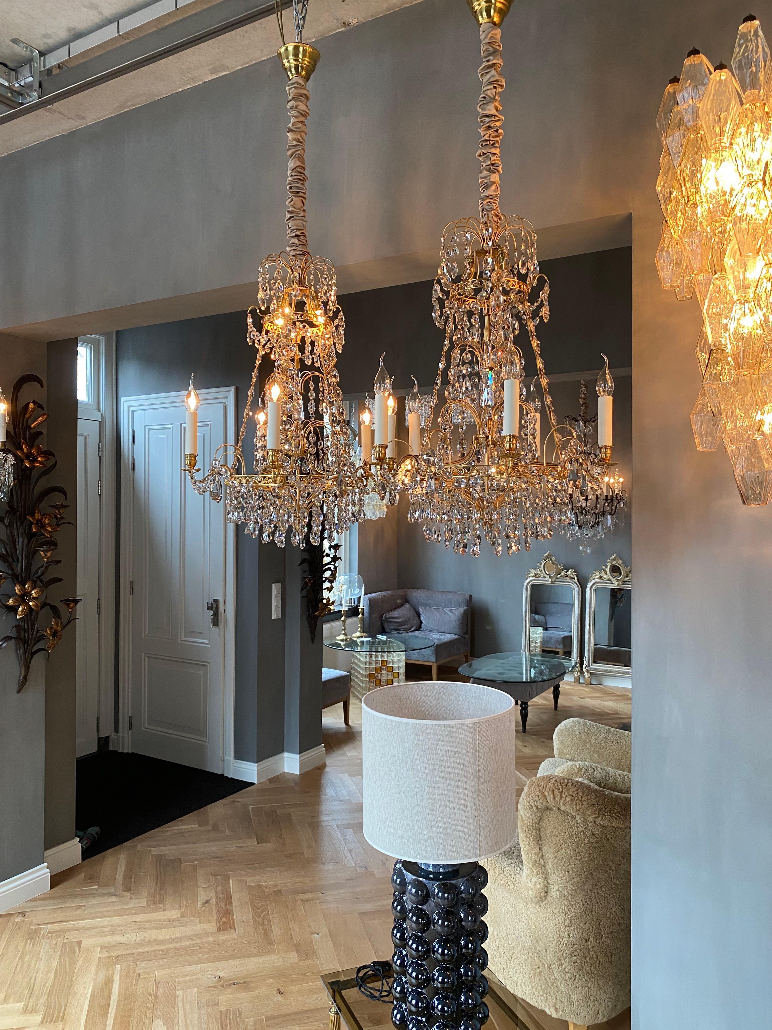 Paire de lustres anciens en laiton doré et cristal de style Gustavien en vente 6