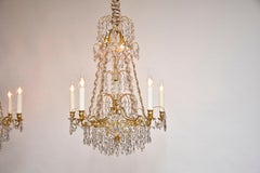 Paire de lustres anciens en laiton doré et cristal de style Gustavien