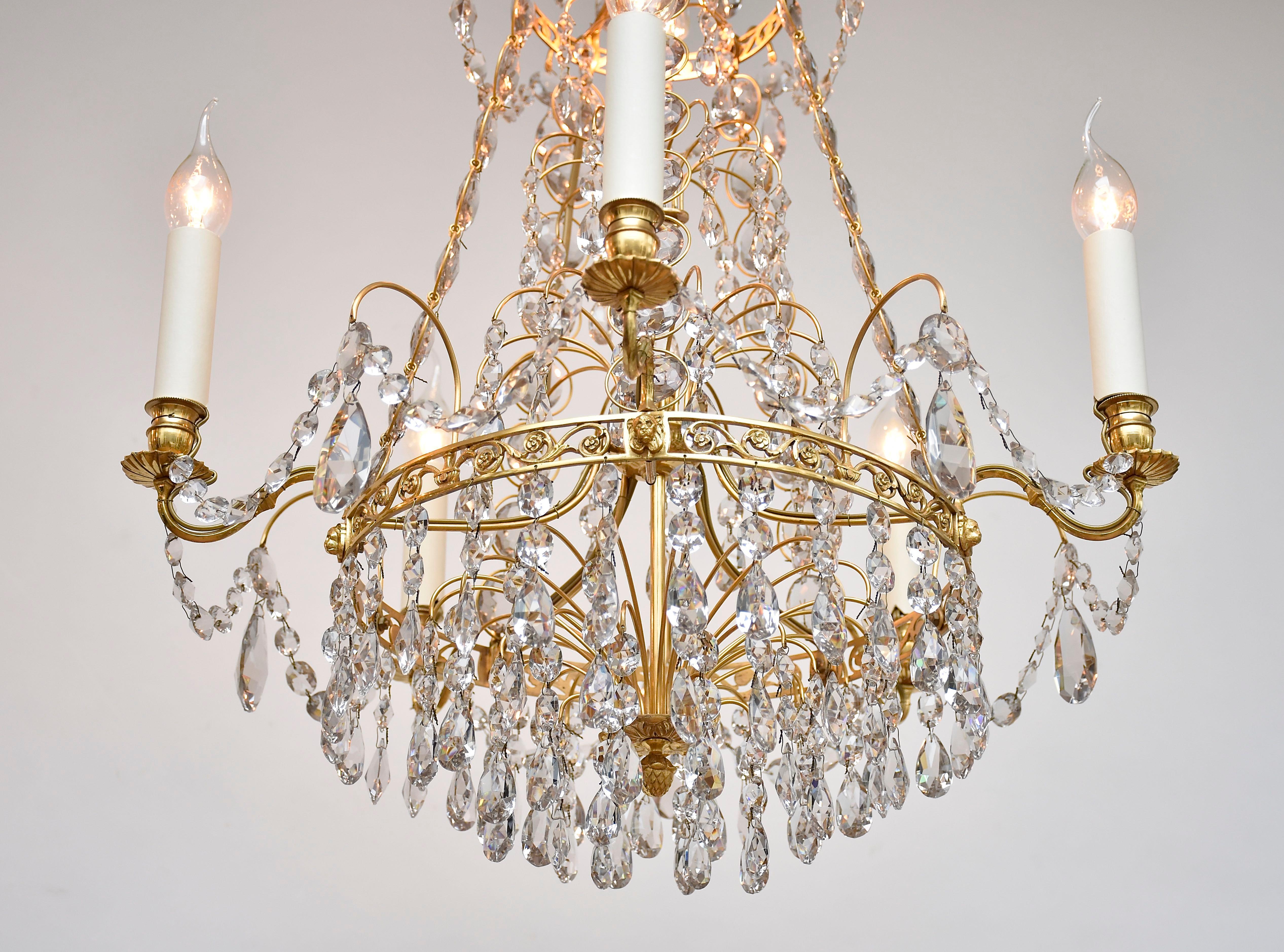 Suédois Paire de lustres anciens en laiton doré et cristal de style Gustavien en vente