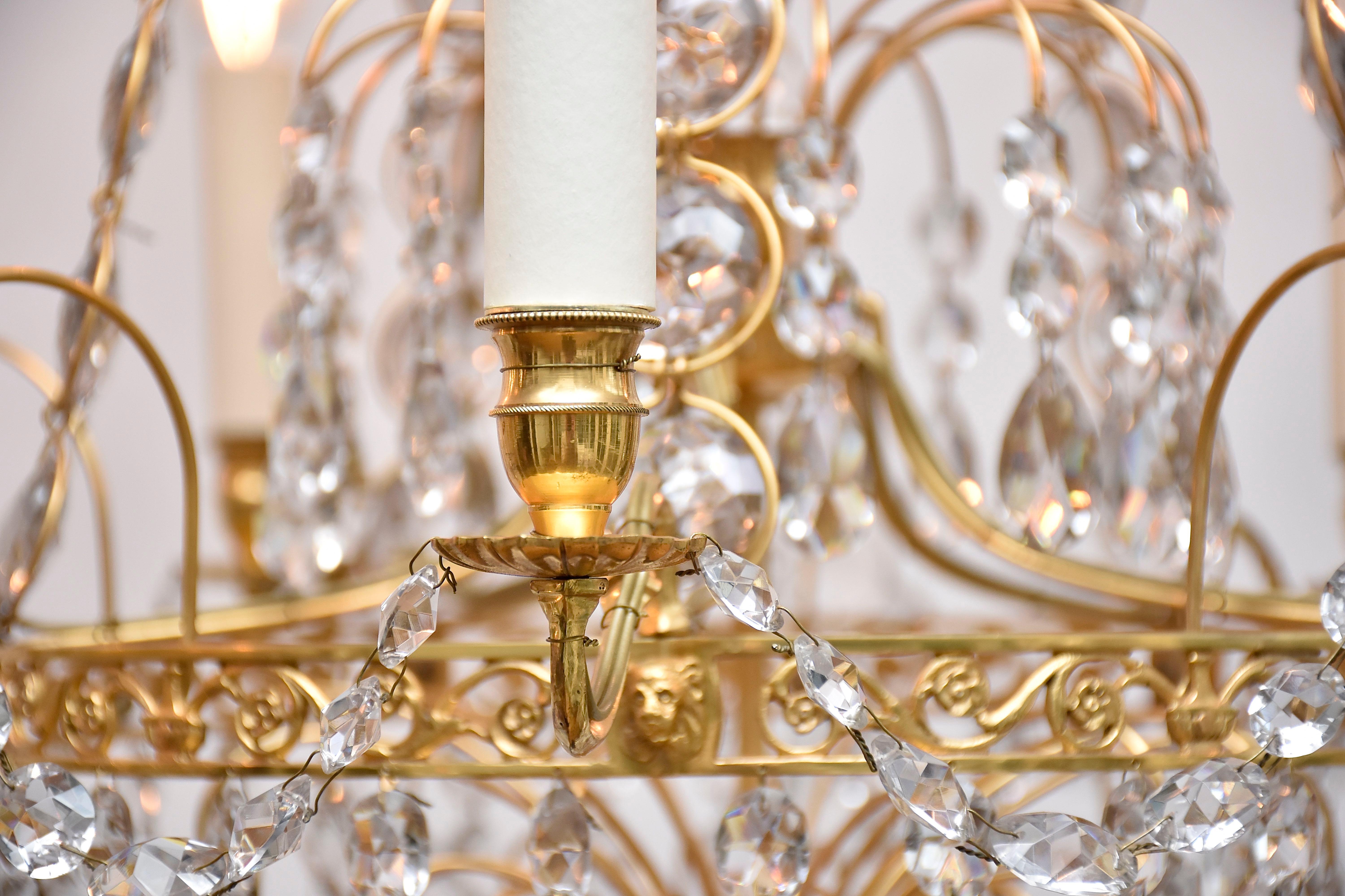 Doré Paire de lustres anciens en laiton doré et cristal de style Gustavien en vente