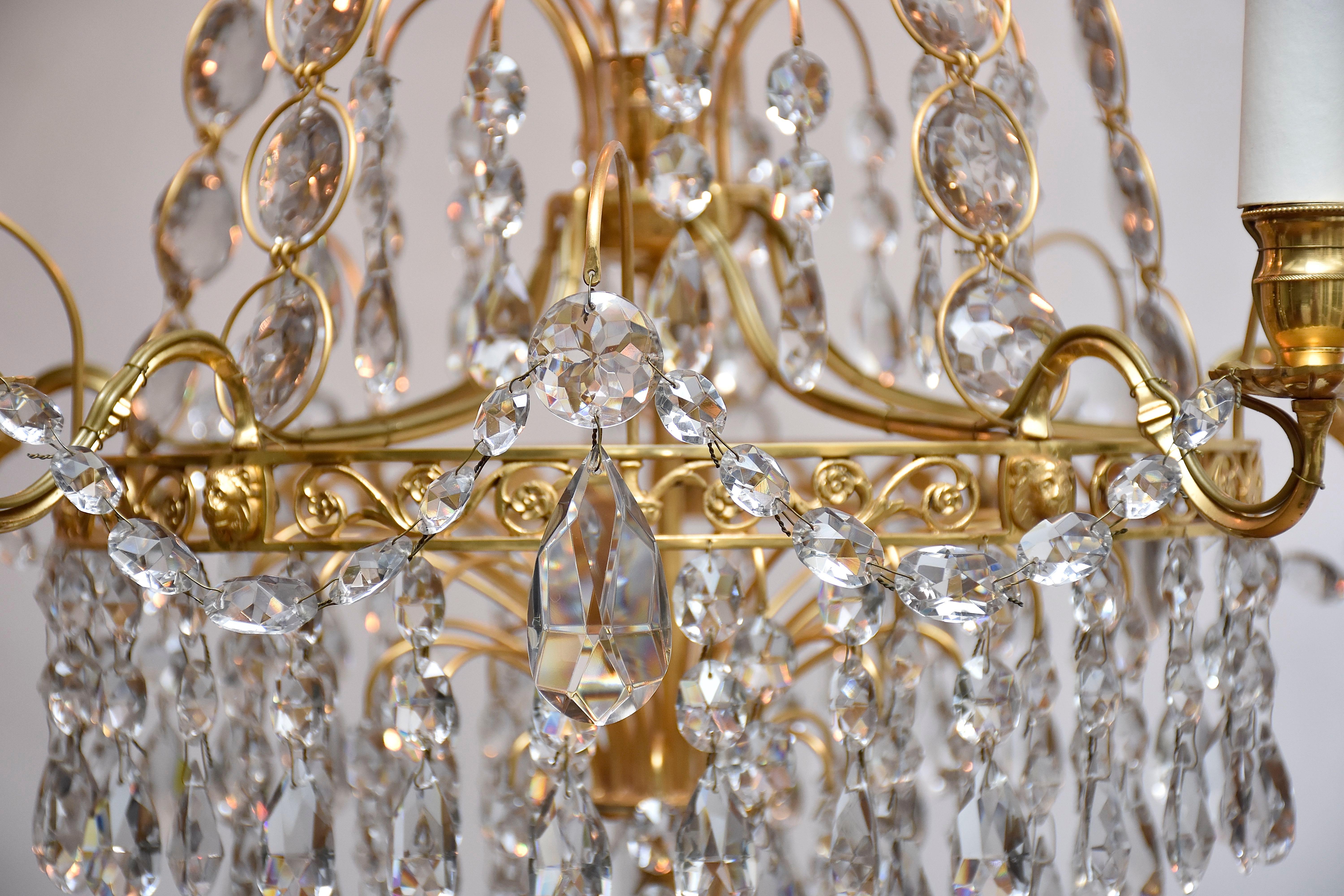 Paire de lustres anciens en laiton doré et cristal de style Gustavien Bon état - En vente à SON EN BREUGEL, NL