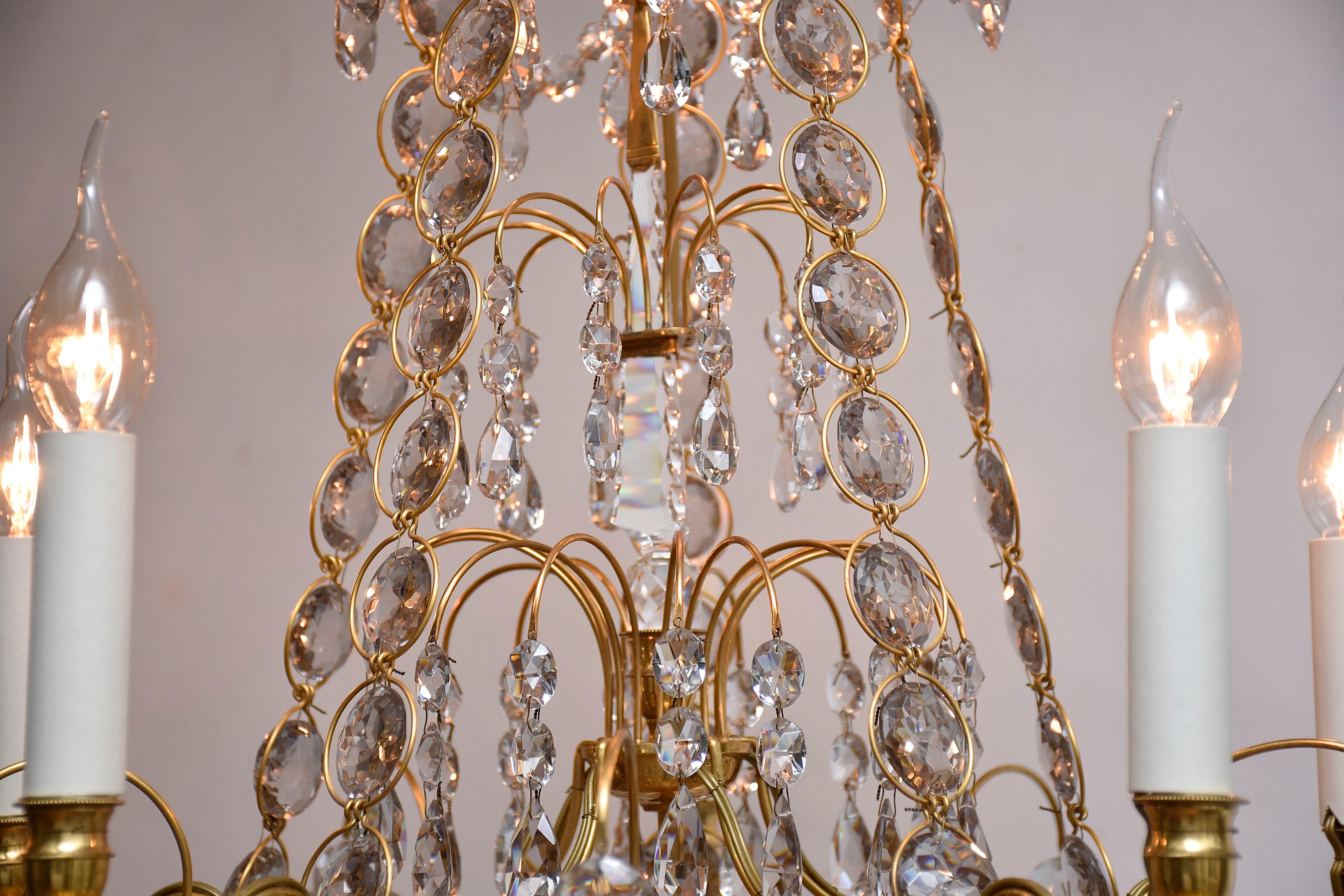 20ième siècle Paire de lustres anciens en laiton doré et cristal de style Gustavien en vente