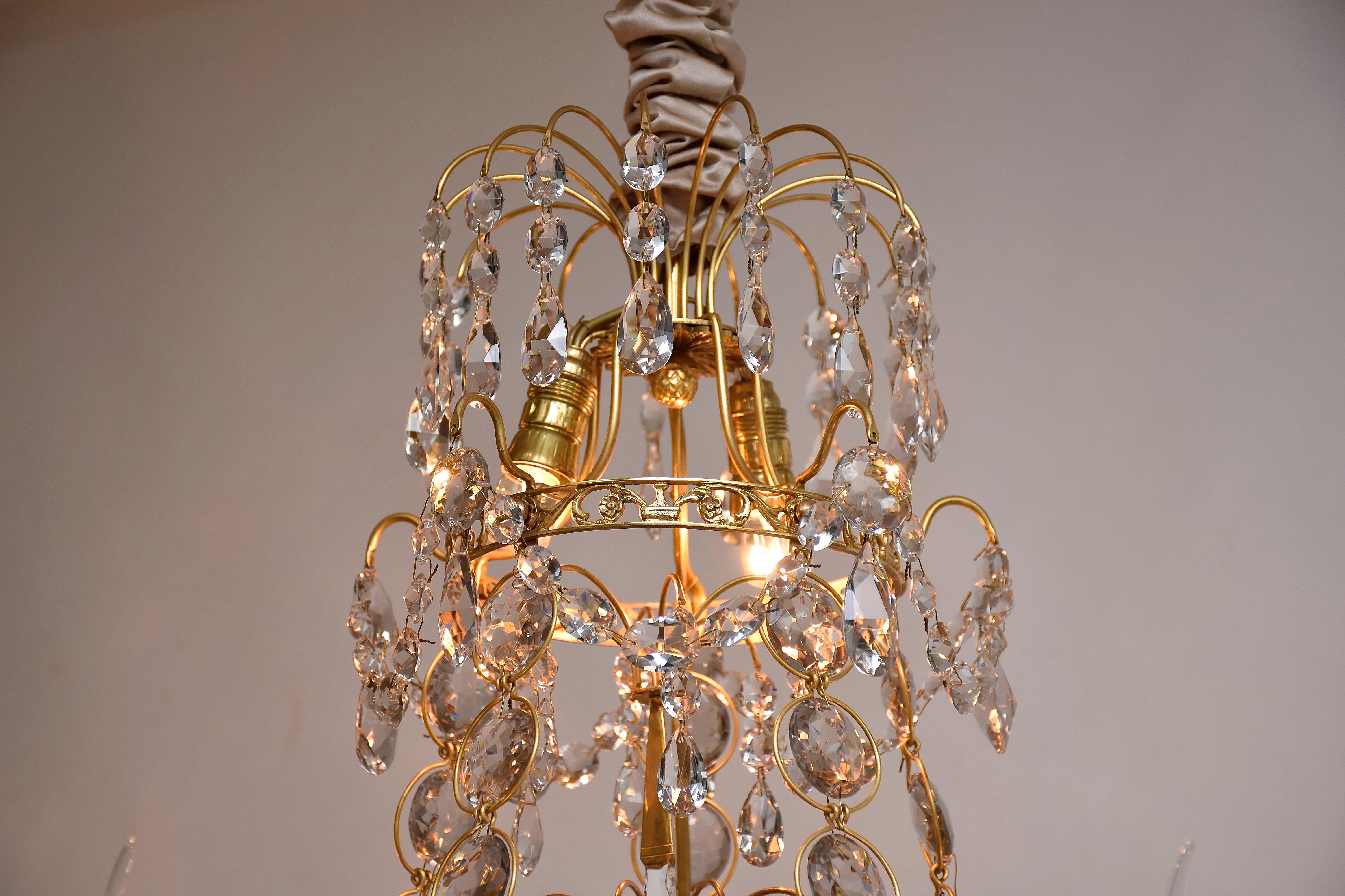 Laiton Paire de lustres anciens en laiton doré et cristal de style Gustavien en vente