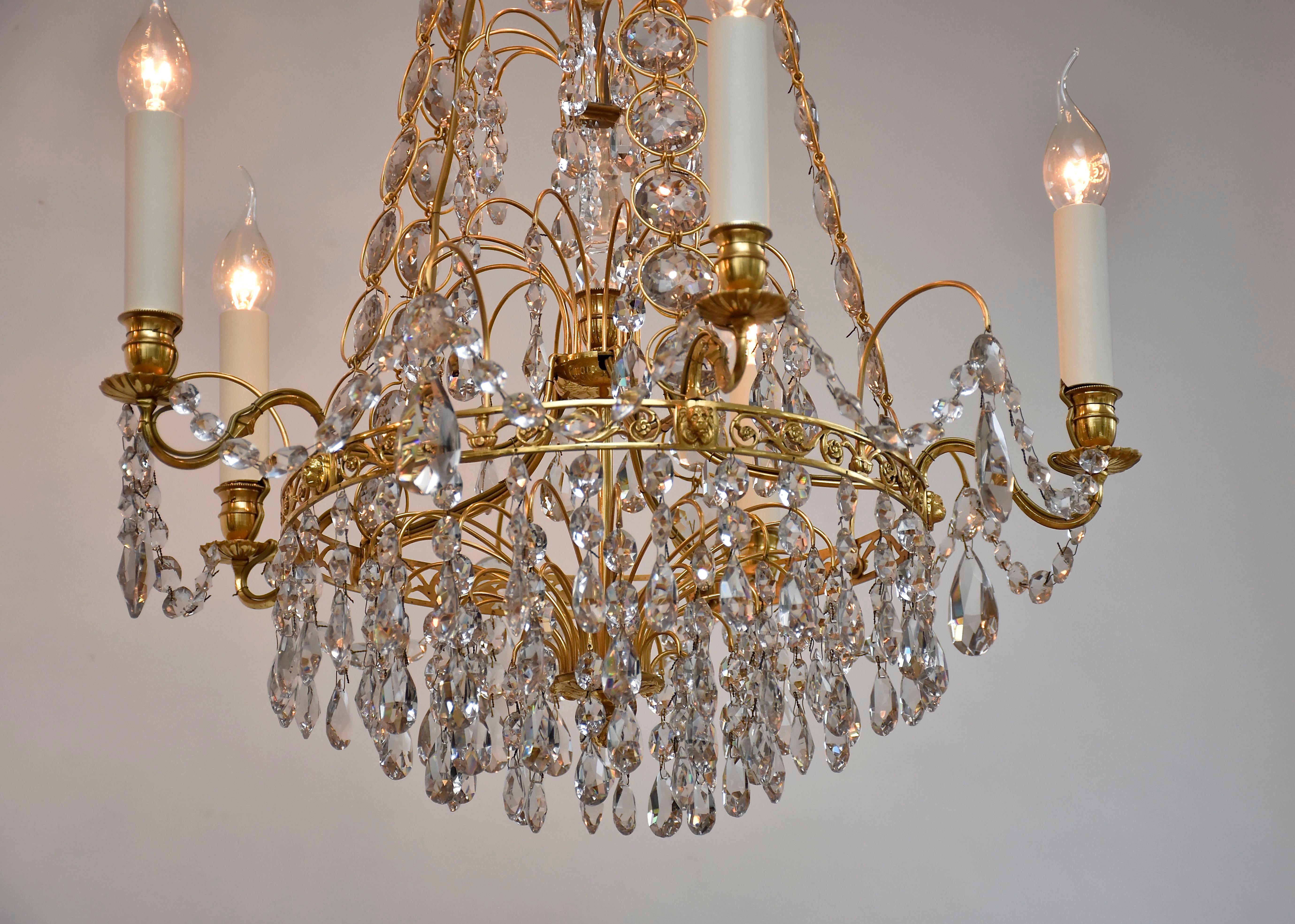 Paire de lustres anciens en laiton doré et cristal de style Gustavien en vente 1