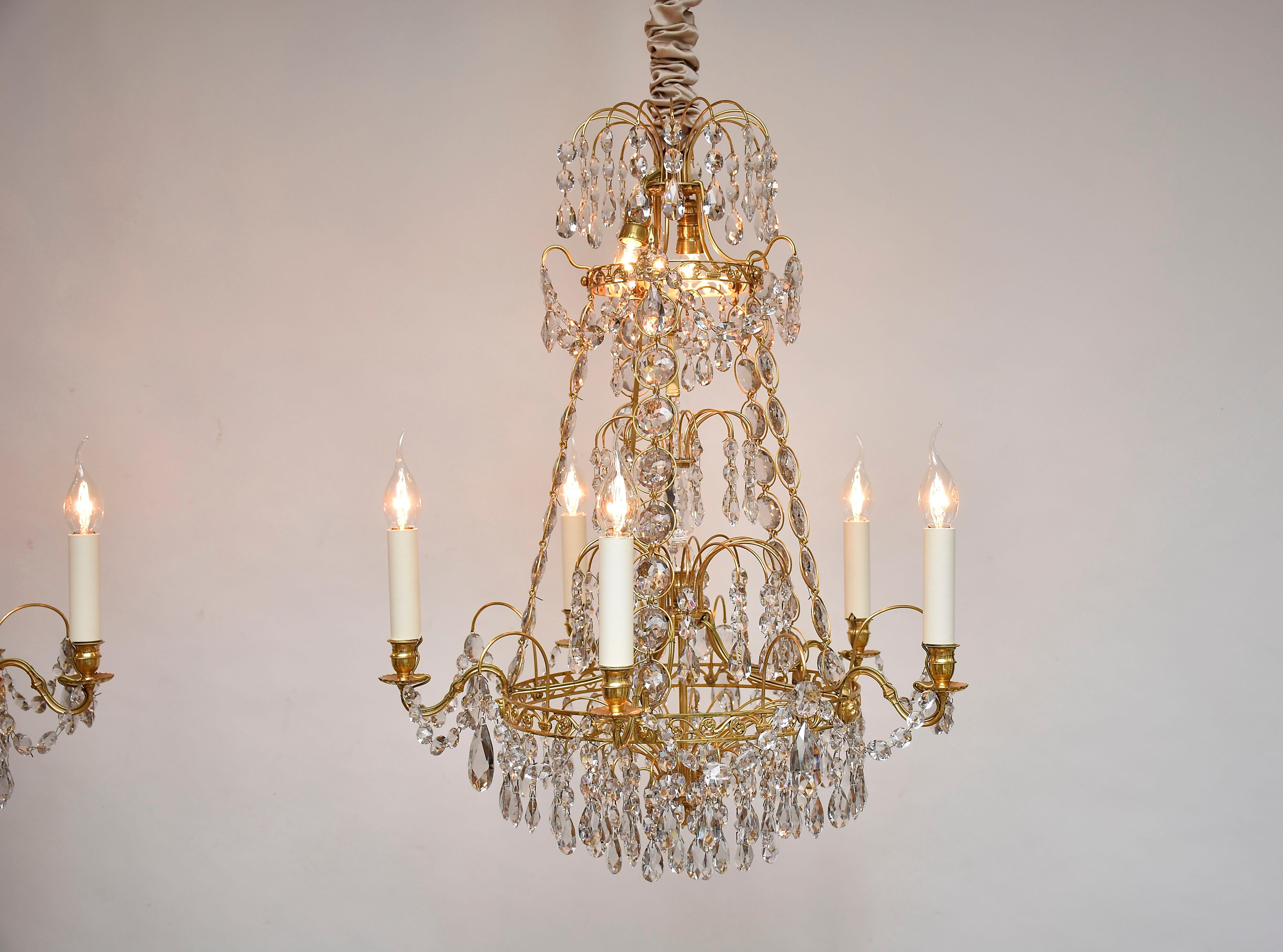 Paire de lustres anciens en laiton doré et cristal de style Gustavien en vente 2