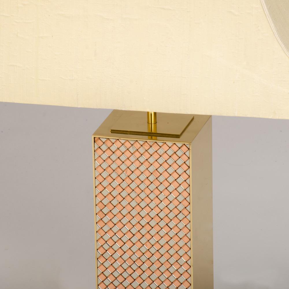 Coppia di lampade da tavolo a forma di colonna in ottone dorato con paralumi a forma di pagoda, circa 1980, alla maniera di Paul Evans.