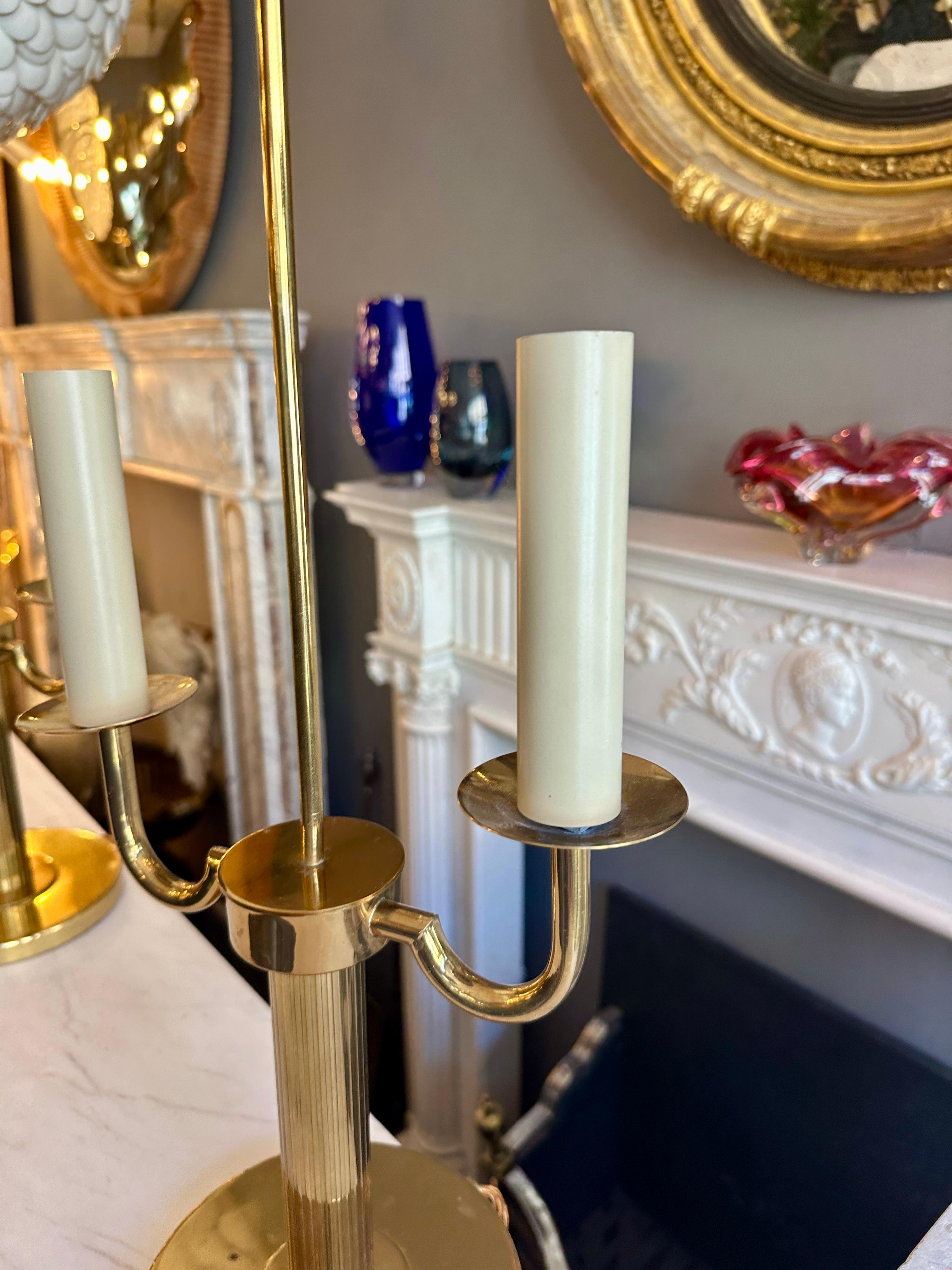 Paire de lampes à bougie de style Bouliotte française en laiton doré en vente 8