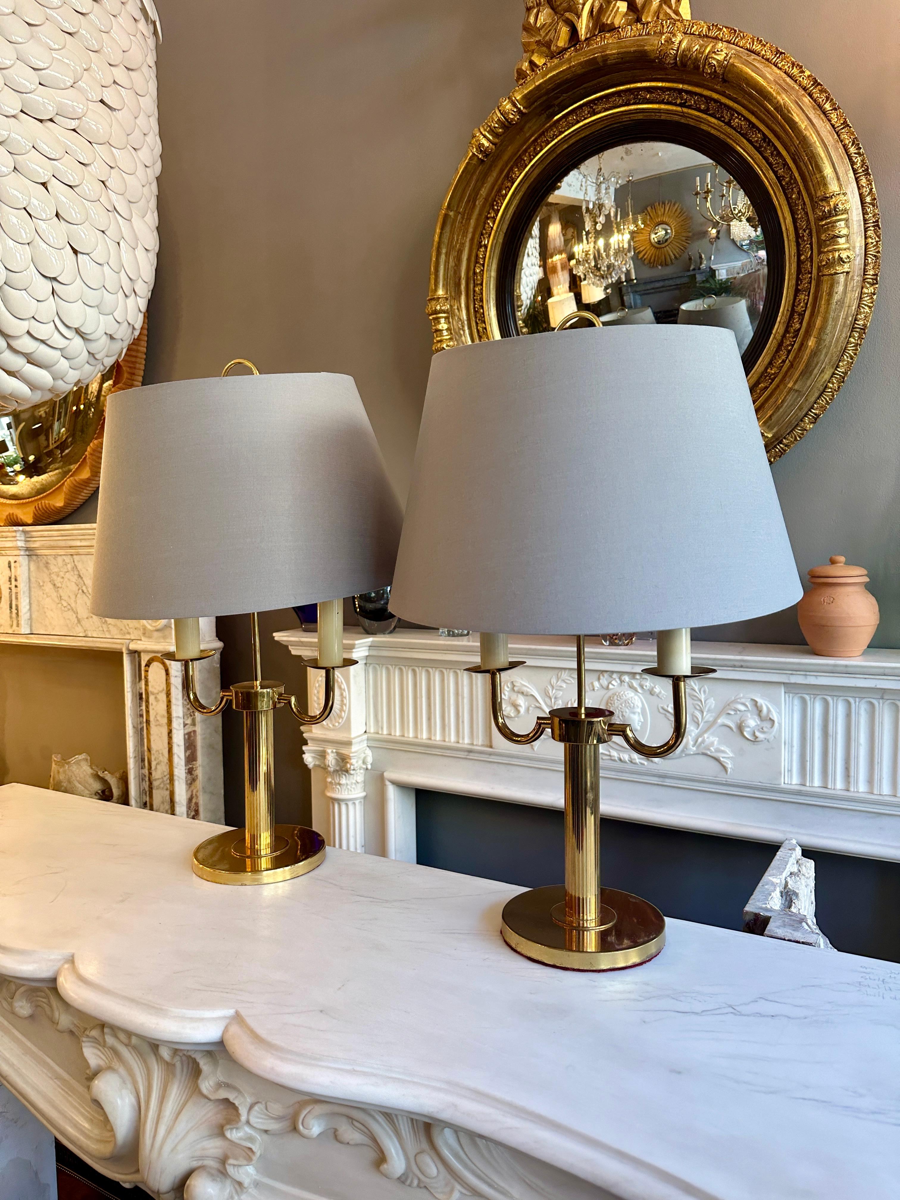 Doré Paire de lampes à bougie de style Bouliotte française en laiton doré en vente