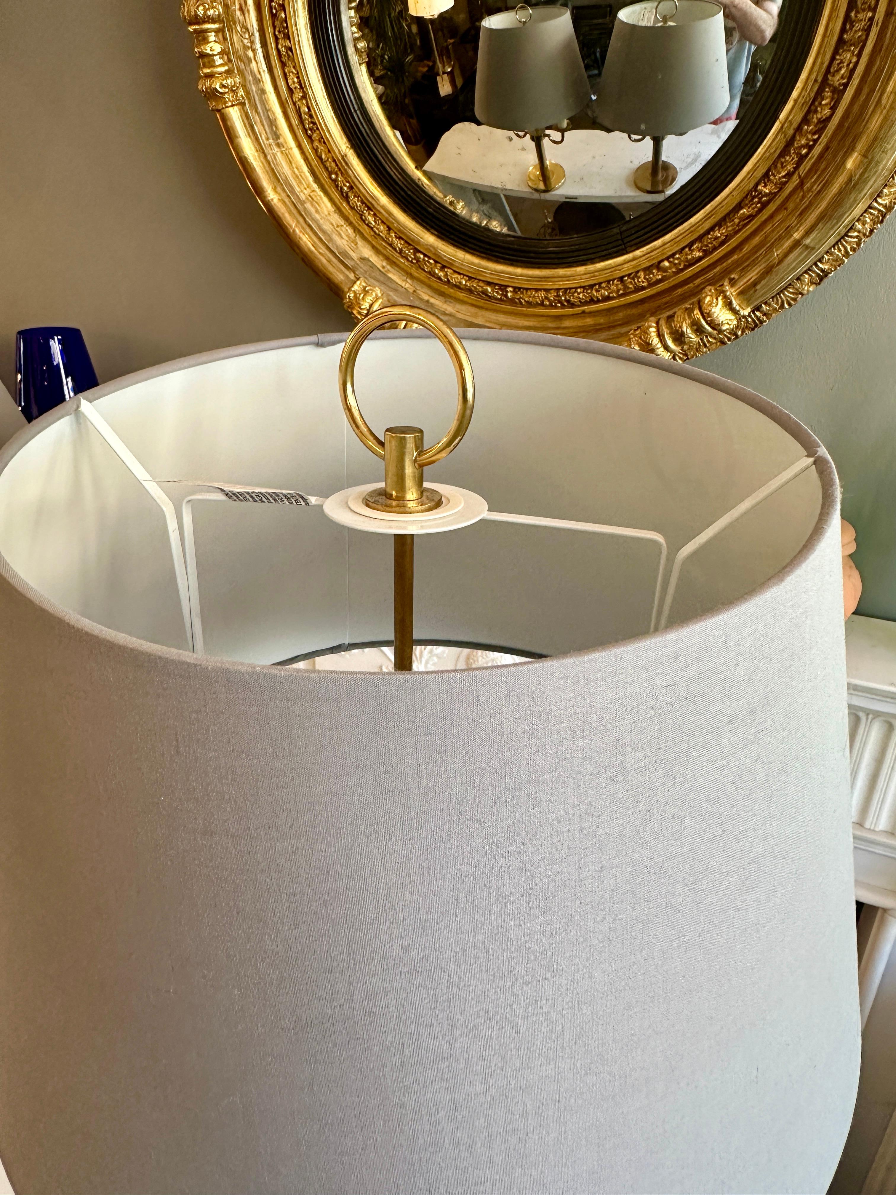 Milieu du XXe siècle Paire de lampes à bougie de style Bouliotte française en laiton doré en vente