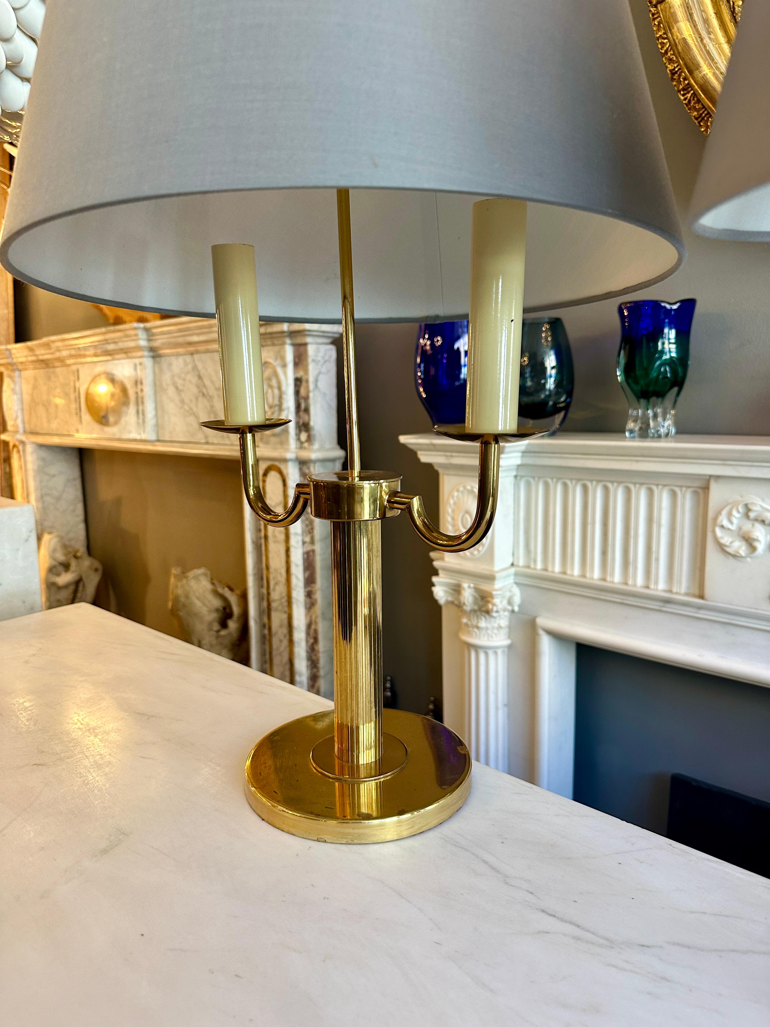 Laiton Paire de lampes à bougie de style Bouliotte française en laiton doré en vente