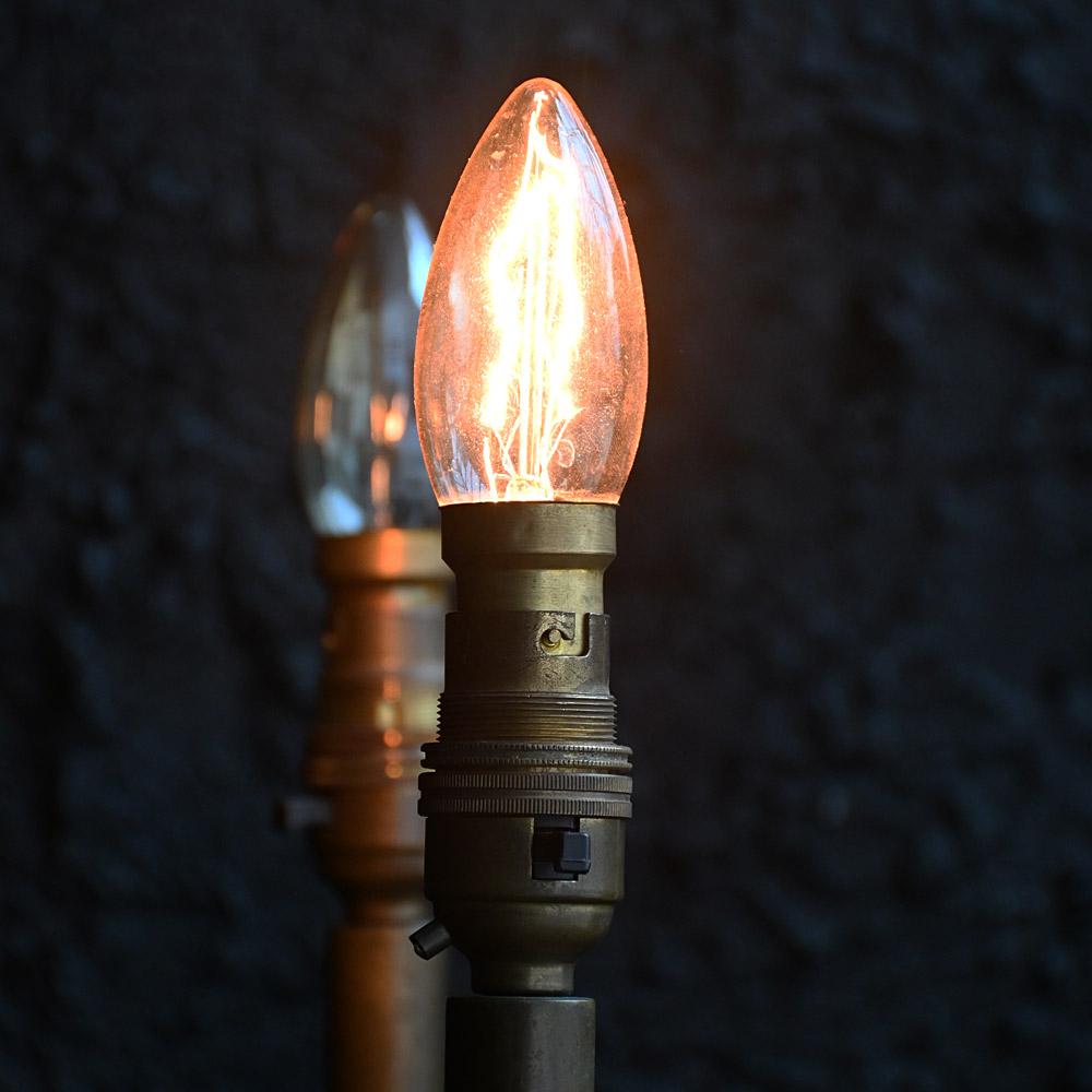 Une paire de lampes de table anglaises en laiton doré et bois en vente 2