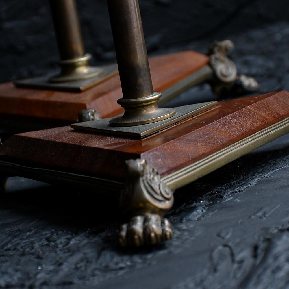 Une paire de lampes de table anglaises en laiton doré et bois

Une élégante paire de lampes de table anglaises de bonne taille, les montants épais sur des bases triangulaires en acajou avec une garniture cannelée, soulevées sur des pieds décoratifs