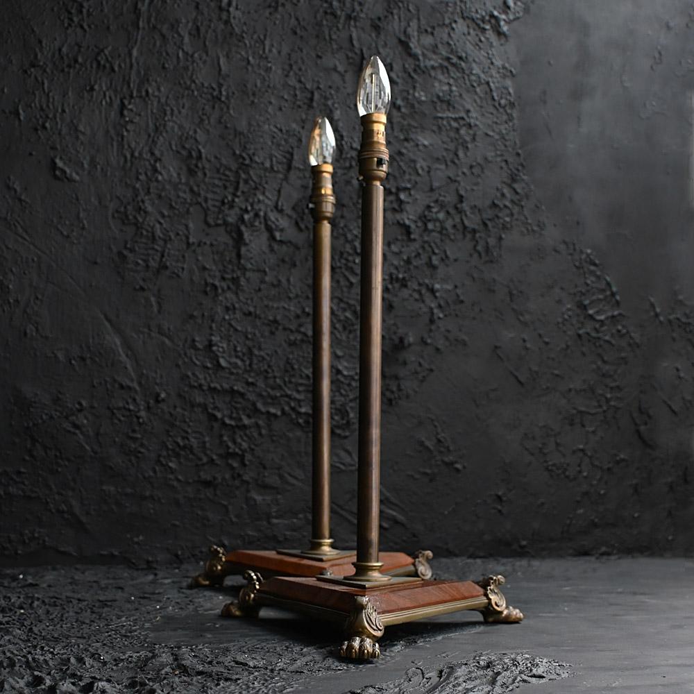Regency Une paire de lampes de table anglaises en laiton doré et bois en vente