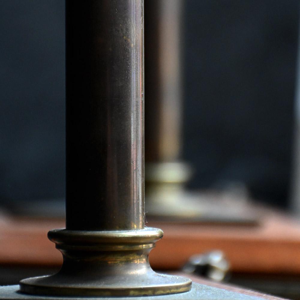 Britannique Une paire de lampes de table anglaises en laiton doré et bois en vente