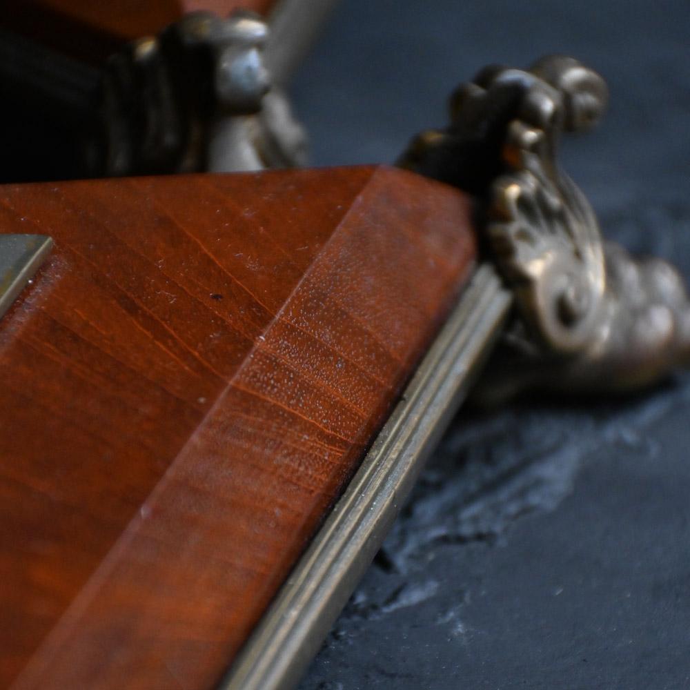 Une paire de lampes de table anglaises en laiton doré et bois Bon état - En vente à London, GB