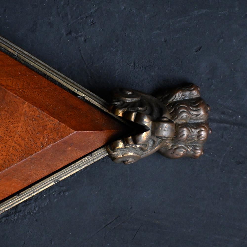 Milieu du XXe siècle Une paire de lampes de table anglaises en laiton doré et bois en vente
