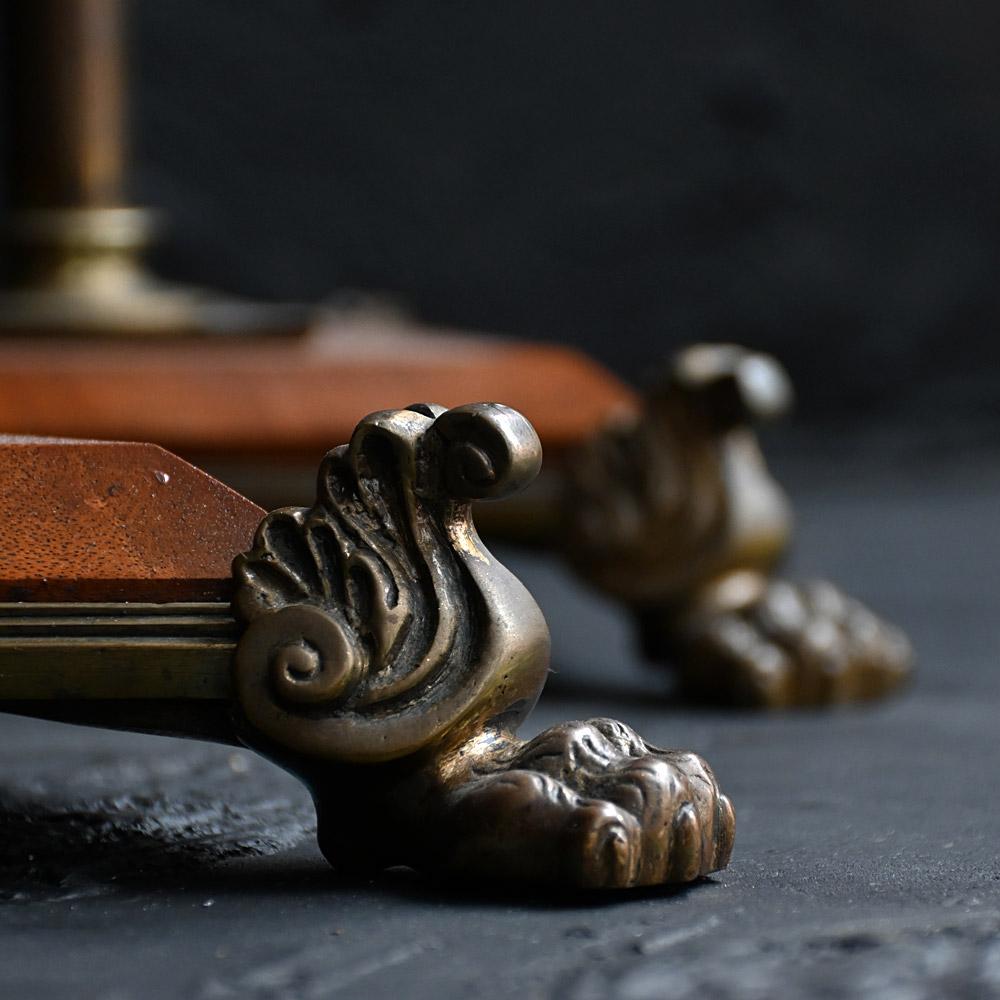 Laiton Une paire de lampes de table anglaises en laiton doré et bois en vente