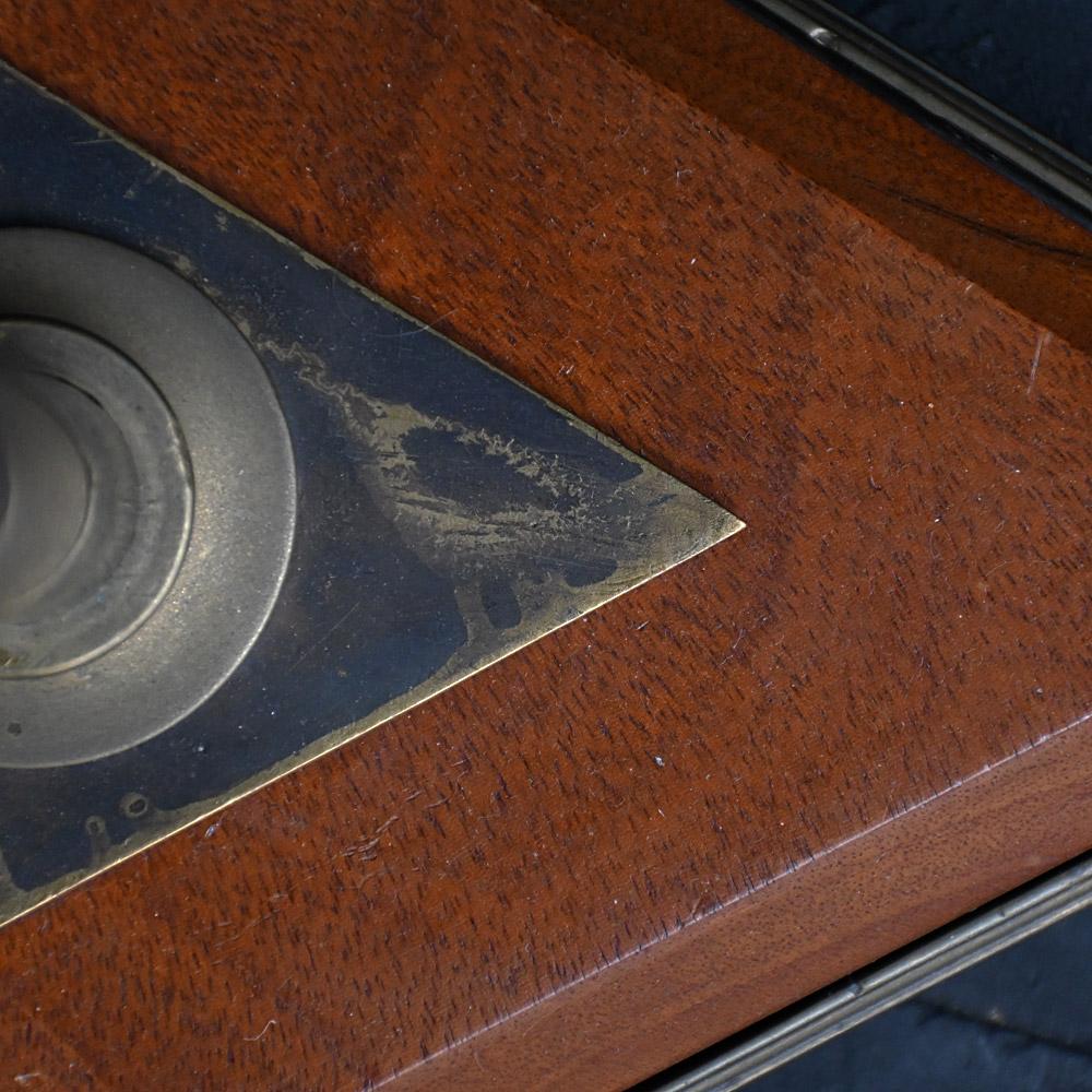 Une paire de lampes de table anglaises en laiton doré et bois en vente 1