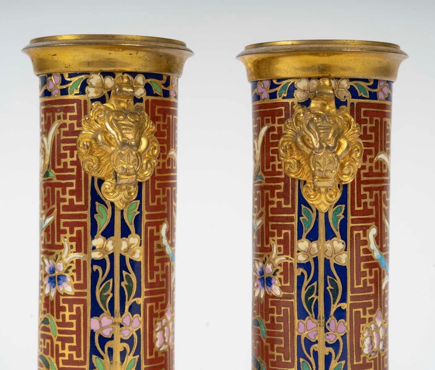 Francese Coppia di candelieri in bronzo dorato e smalto cloisonné, periodo Napoleone III. in vendita