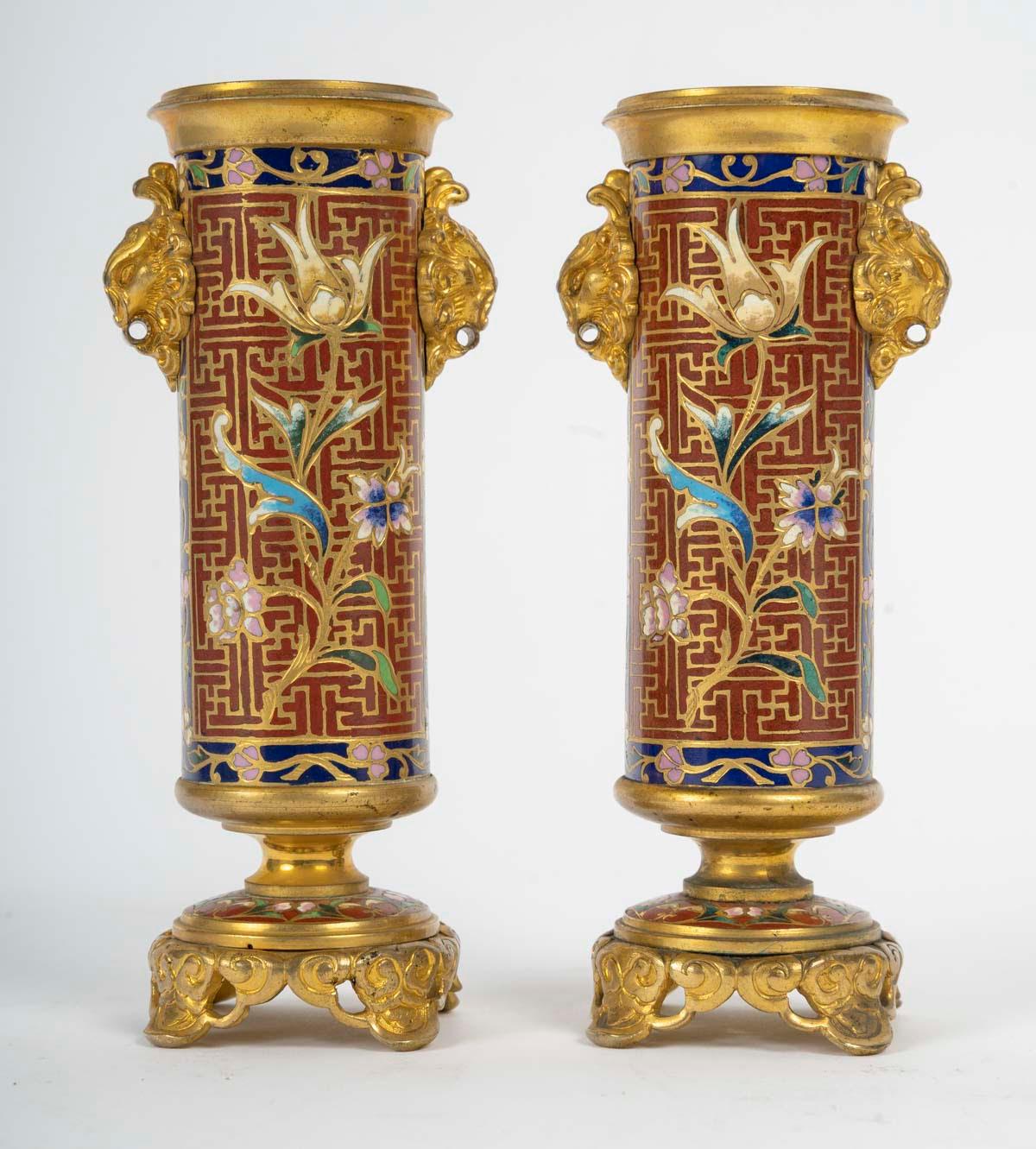 Dorato Coppia di candelieri in bronzo dorato e smalto cloisonné, periodo Napoleone III. in vendita