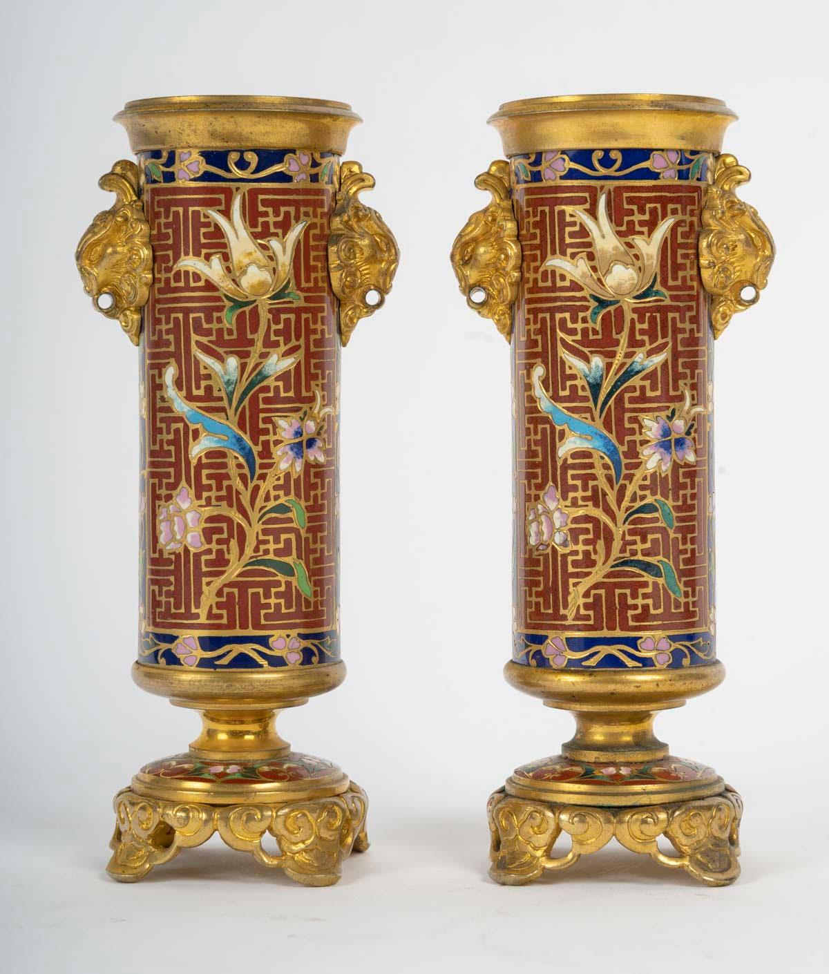 Coppia di candelieri in bronzo dorato e smalto cloisonné, periodo Napoleone III. In condizioni buone in vendita a Saint-Ouen, FR