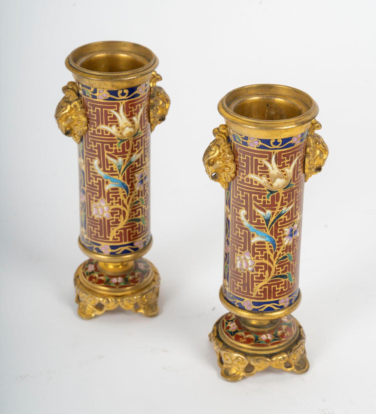 XIX secolo Coppia di candelieri in bronzo dorato e smalto cloisonné, periodo Napoleone III. in vendita