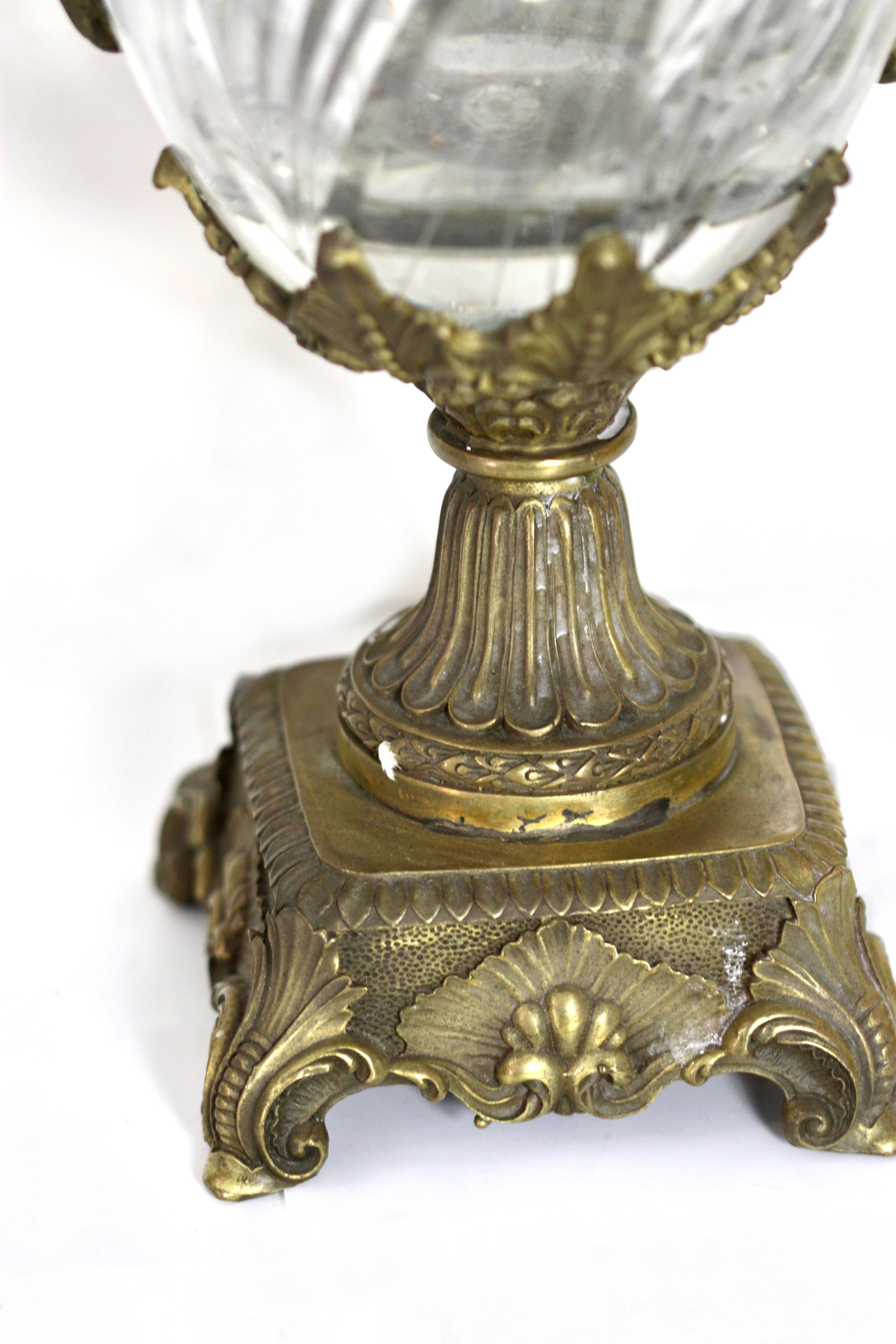 Une paire de vases en bronze doré et verre taillé,
à la manière du Baccarat
Mesures : Hauteur 21 in. (53,34 cm.)
Largeur 9.5 in. (24,13 cm.)
Profondeur 4.5 in. (11,43 cm.)
