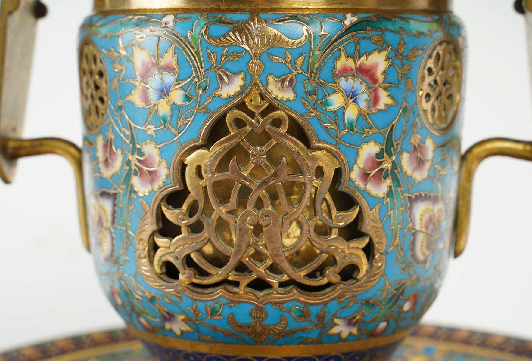 Paire de gobelets ou de pots à caches en bronze doré et émaillé, période Napoléon III. en vente 6