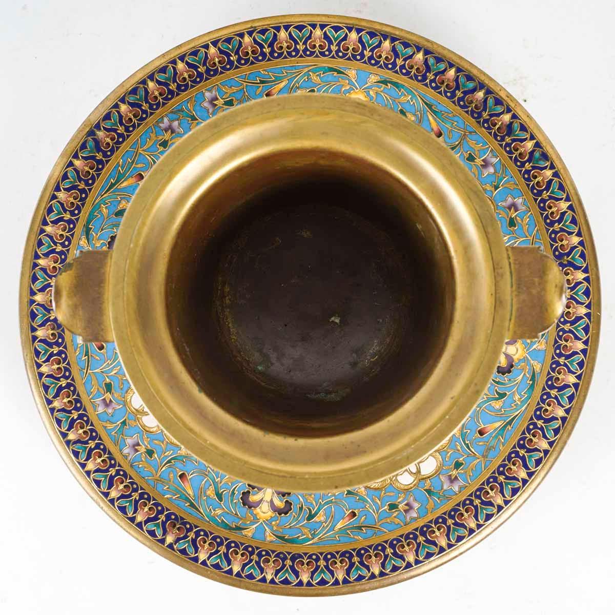 Paire de gobelets ou de pots à caches en bronze doré et émaillé, période Napoléon III. en vente 11