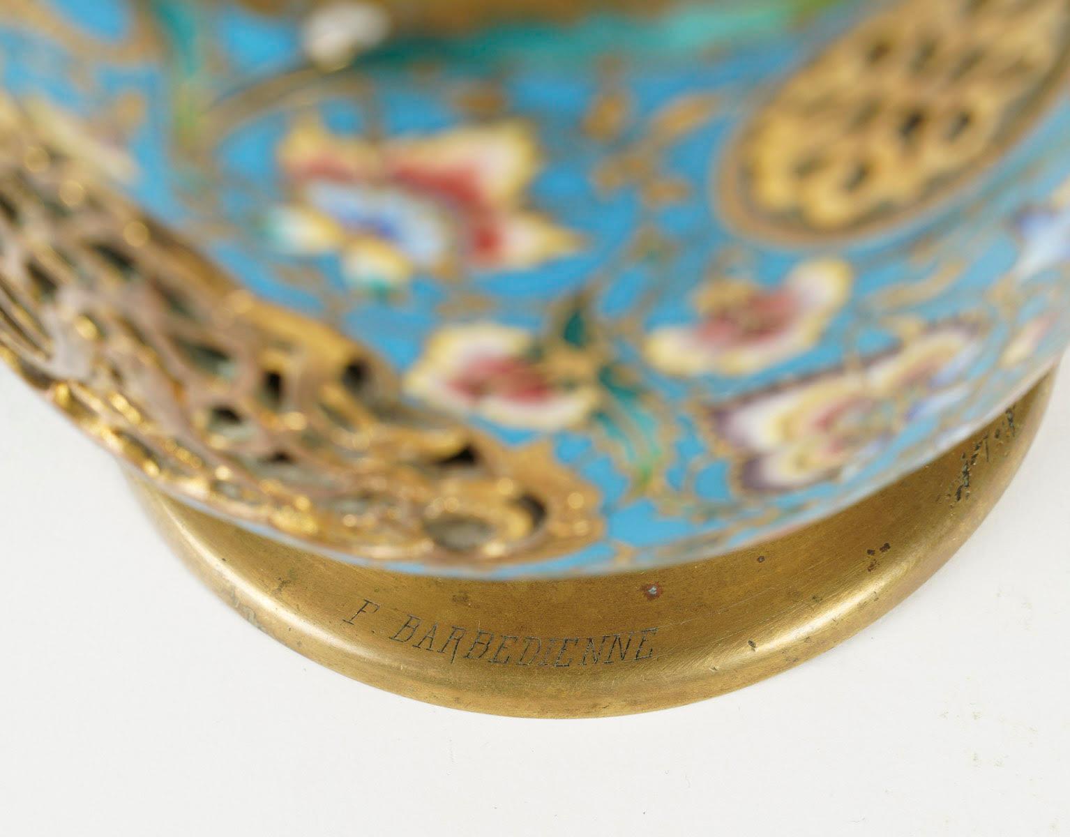 Paire de gobelets ou de pots à caches en bronze doré et émaillé, période Napoléon III. en vente 12