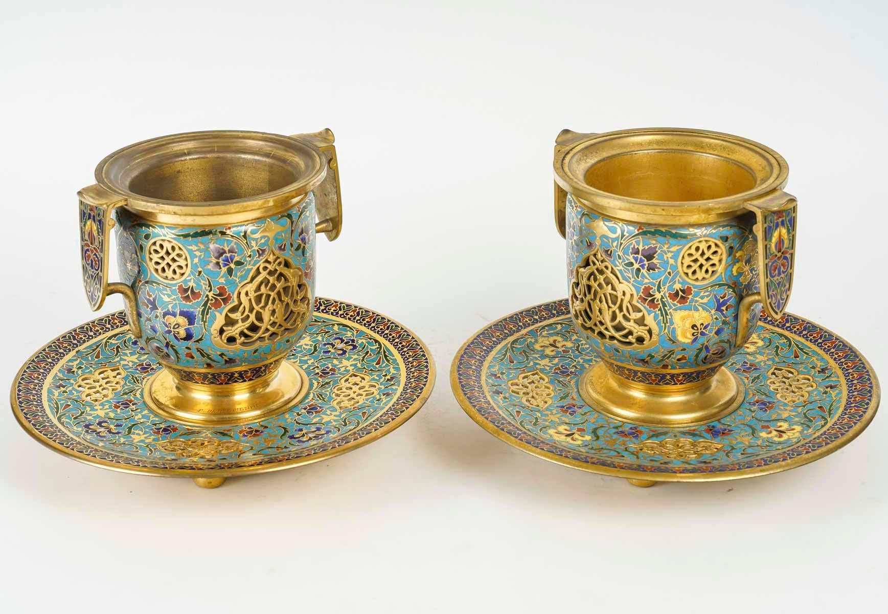 Français Paire de gobelets ou de pots à caches en bronze doré et émaillé, période Napoléon III. en vente