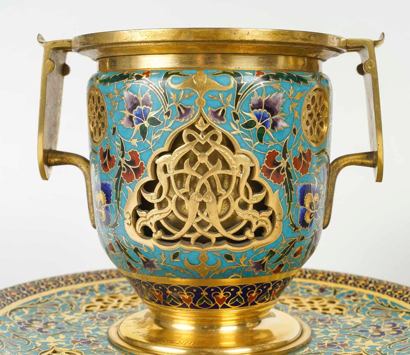 Doré Paire de gobelets ou de pots à caches en bronze doré et émaillé, période Napoléon III. en vente