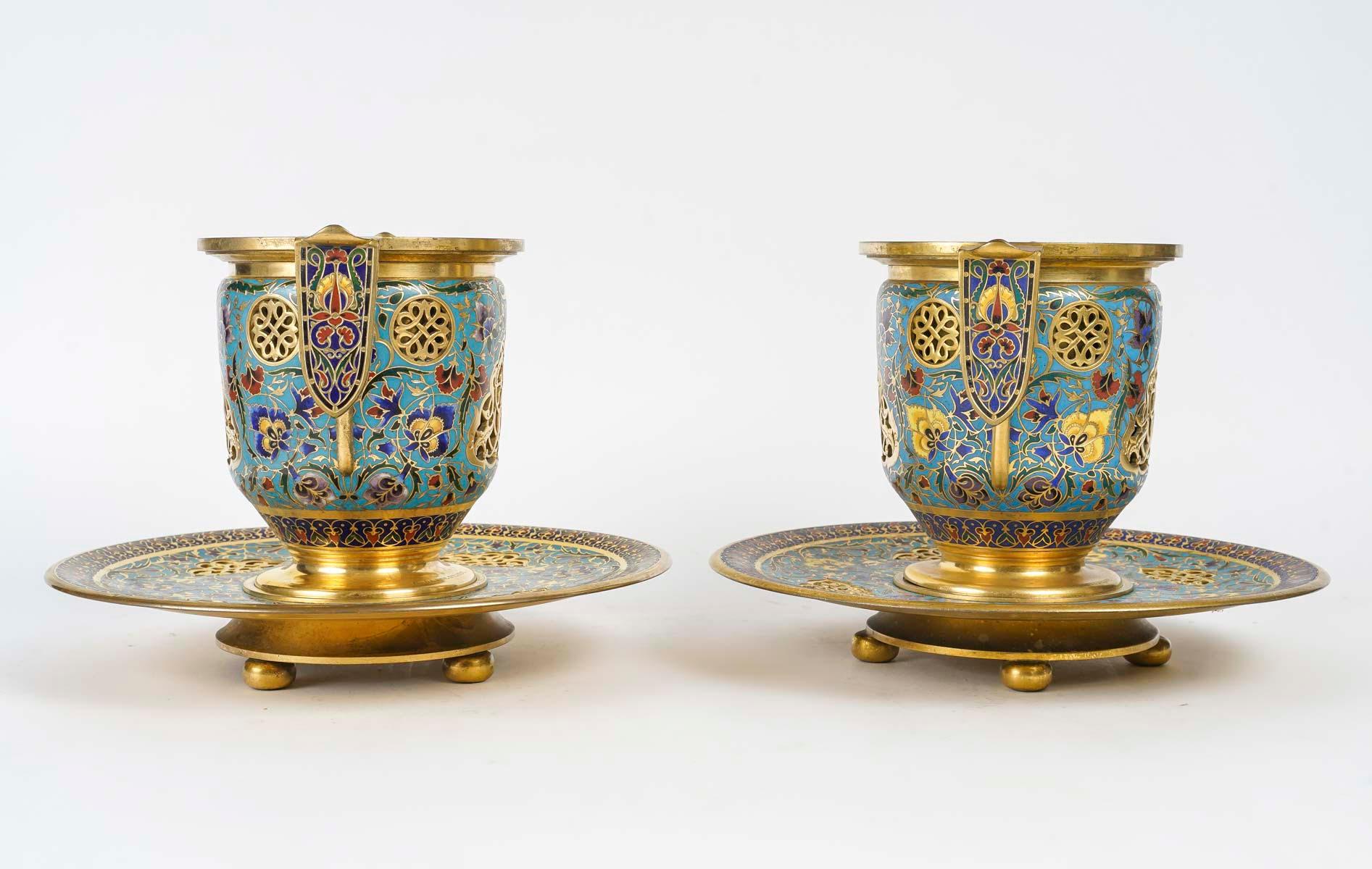 Paire de gobelets ou de pots à caches en bronze doré et émaillé, période Napoléon III. en vente 1