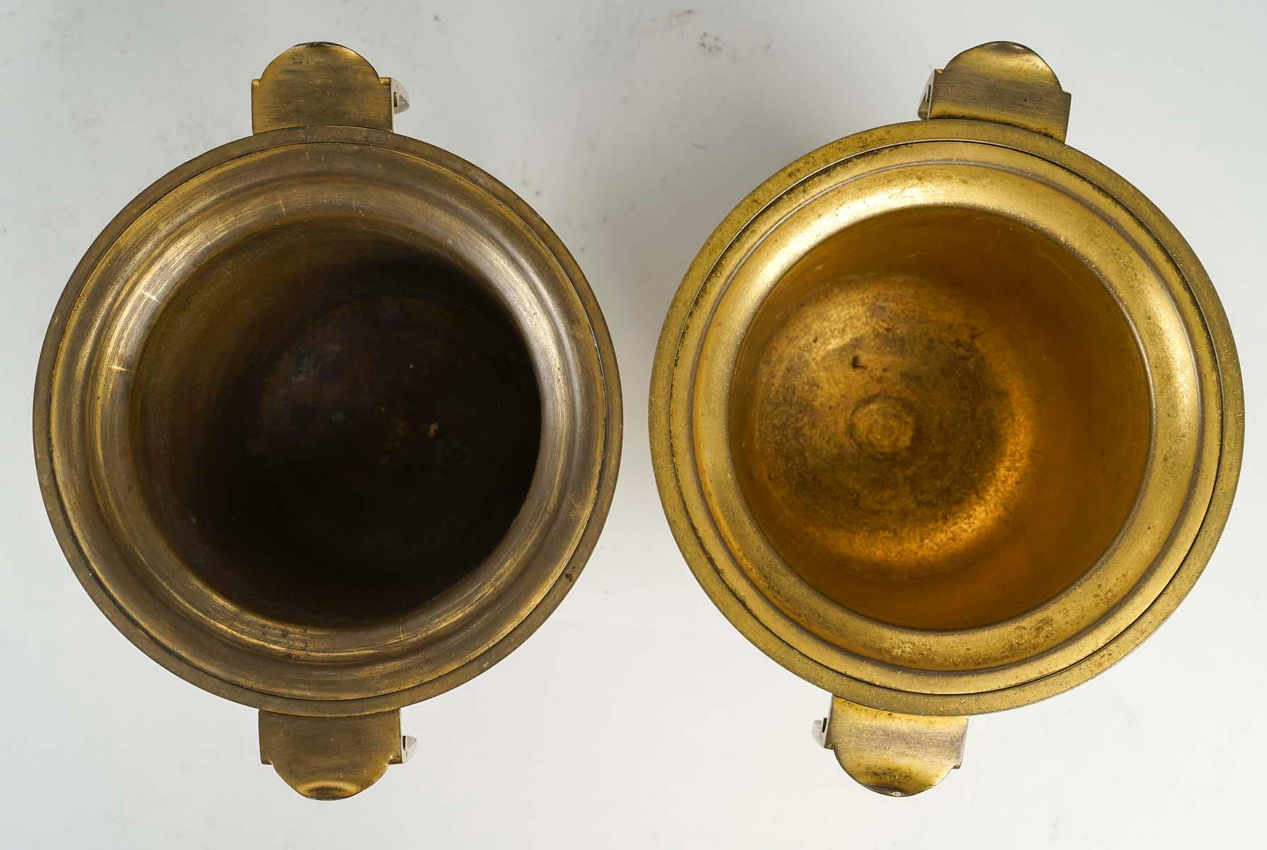 Paire de gobelets ou de pots à caches en bronze doré et émaillé, période Napoléon III. en vente 2