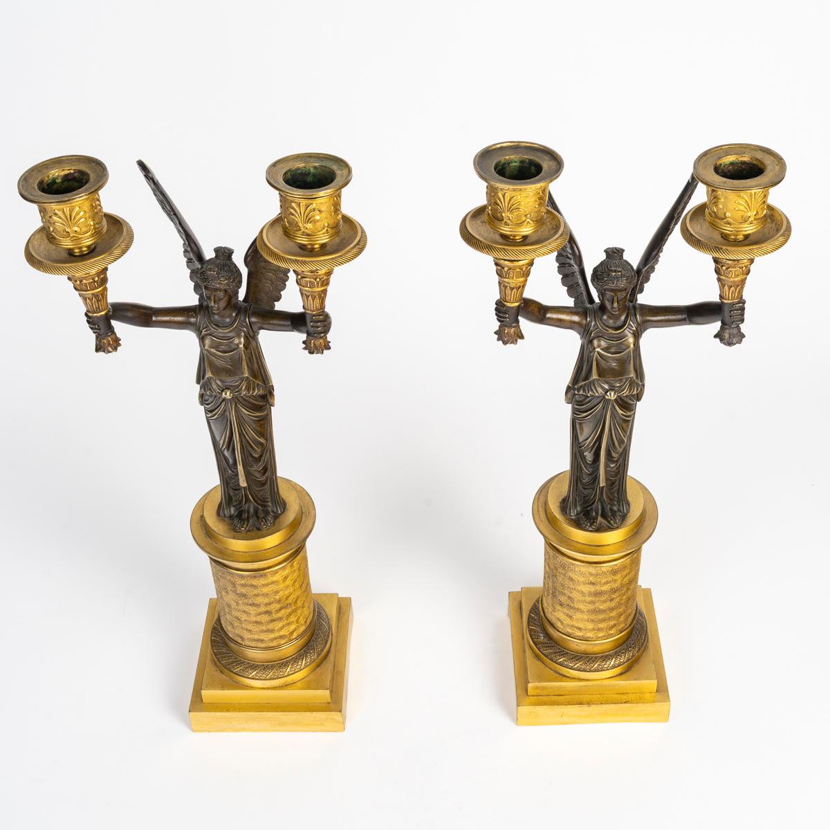 Paire de candélabres en bronze doré et patiné avec des victoires ailées, période Empire, 19e siècle.

Paire de candélabres d'époque Empire du XIXe siècle, Napoléon 1er, bronze doré et patiné, fine ciselure, décor de victoires ailées.
H : 41cm, L :