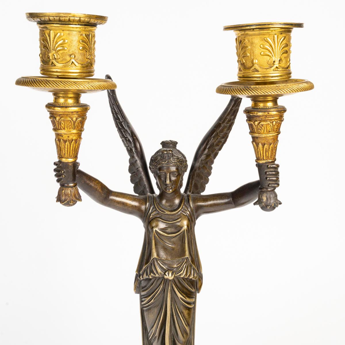 Paire de candélabres en bronze doré et patiné représentant des victoires ailés. Bon état - En vente à Saint-Ouen, FR