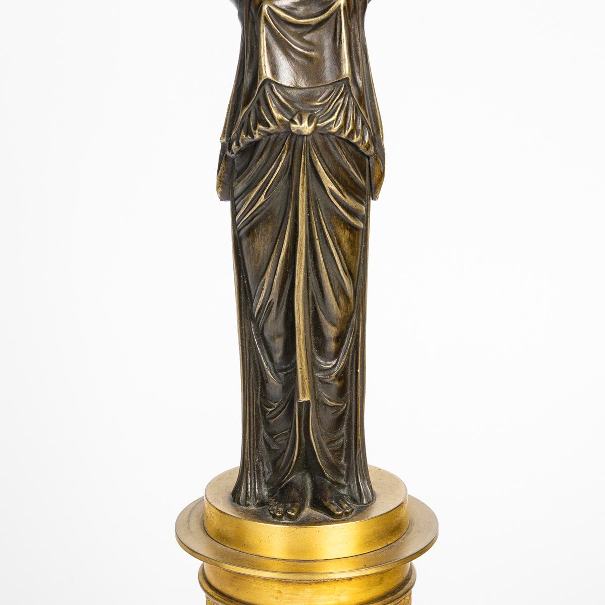 XIXe siècle Paire de candélabres en bronze doré et patiné représentant des victoires ailés. en vente