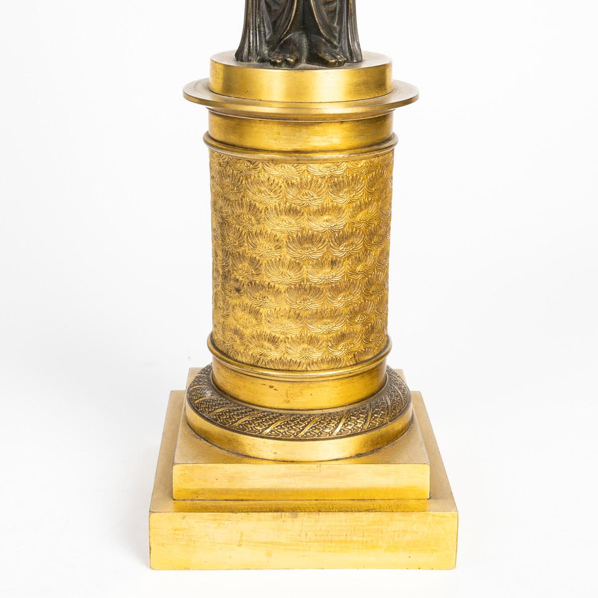 Bronze Paire de candélabres en bronze doré et patiné représentant des victoires ailés. en vente