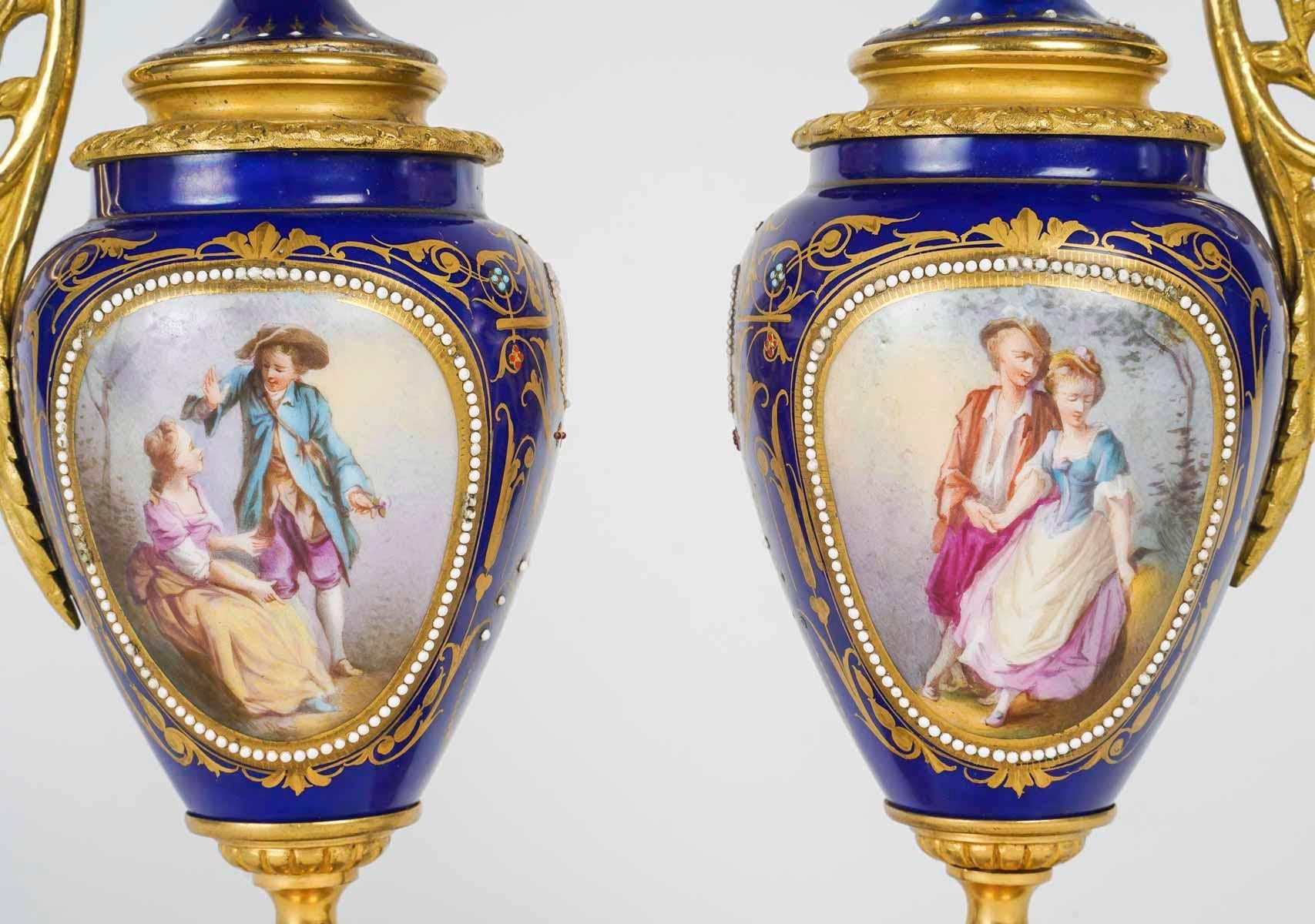 Paire d'aiguières en bronze doré et en porcelaine bleu roi, XIXe siècle, Napoléon III en vente 1