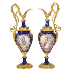 Pareja de aguamaniles de bronce dorado y porcelana azul real, S. XIX, Napoleón III