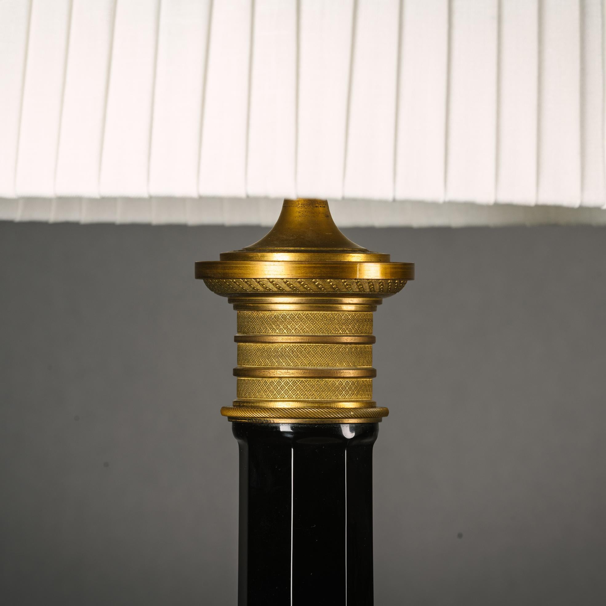 Ein Paar Tischlampen aus vergoldeter Bronze und Rubinglas (Französisch) im Angebot