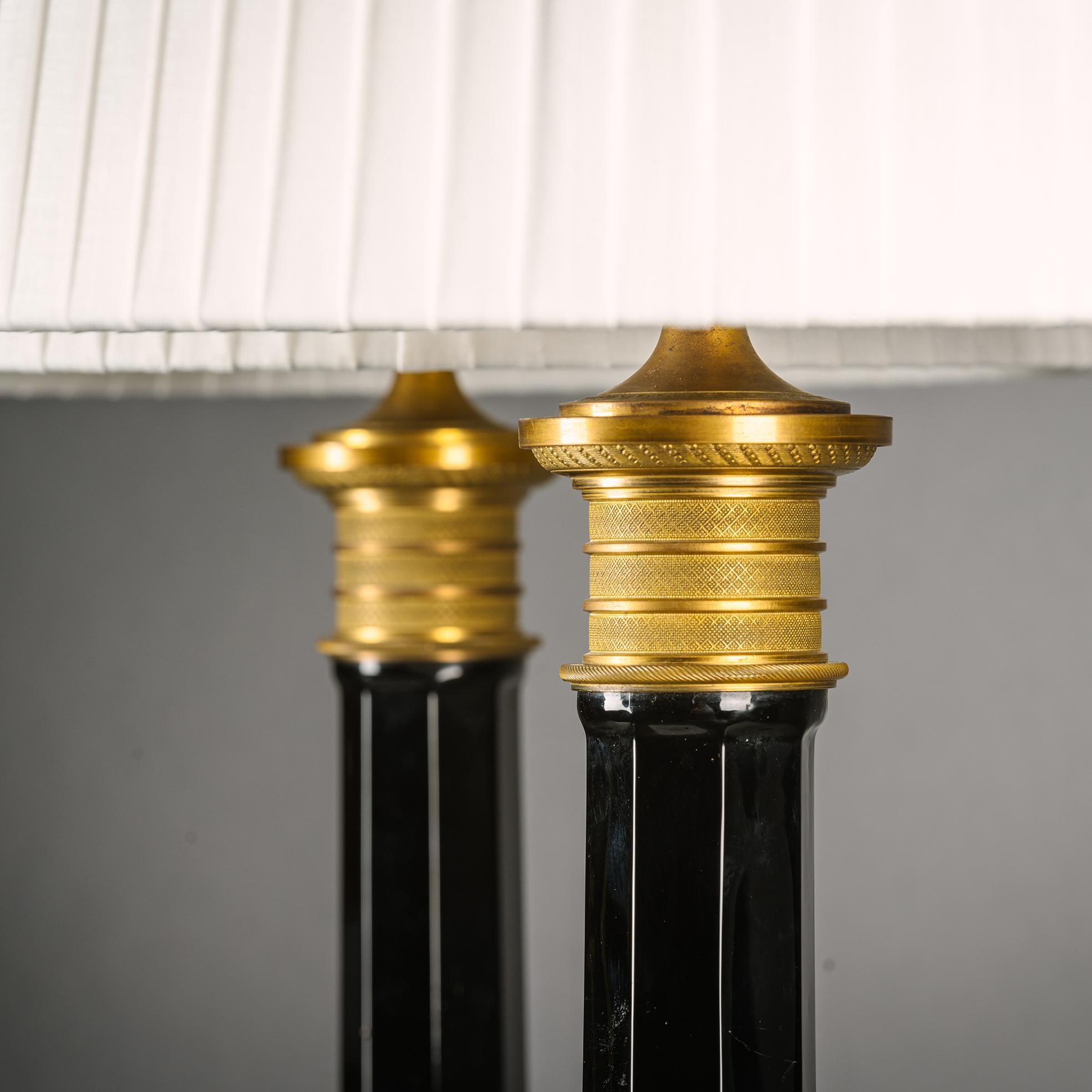 Verre Paire de lampes de table en bronze doré et verre rubis en vente