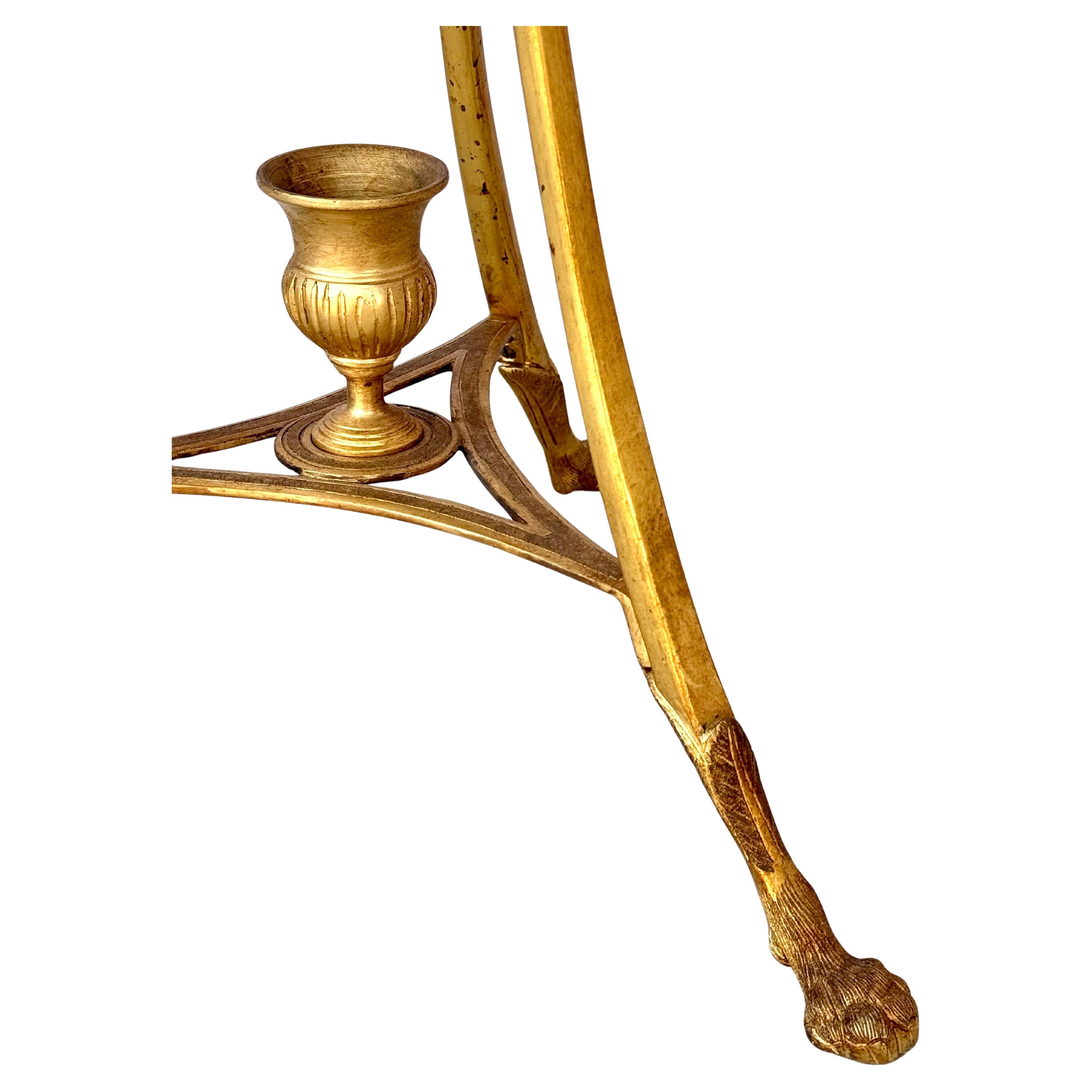 Paire de tables Guèridon en bronze doré et marbre blanc en vente 2