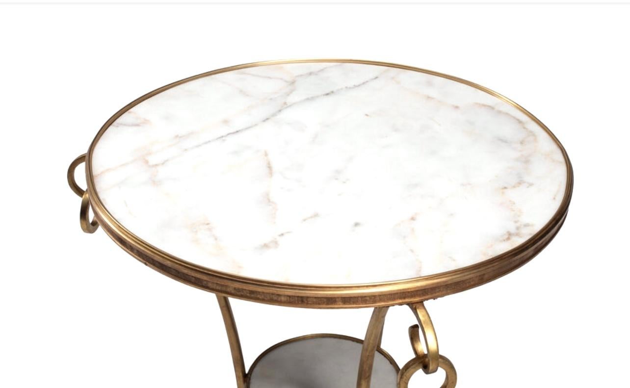 Paire de tables Guèridon en bronze doré et marbre blanc en vente 4
