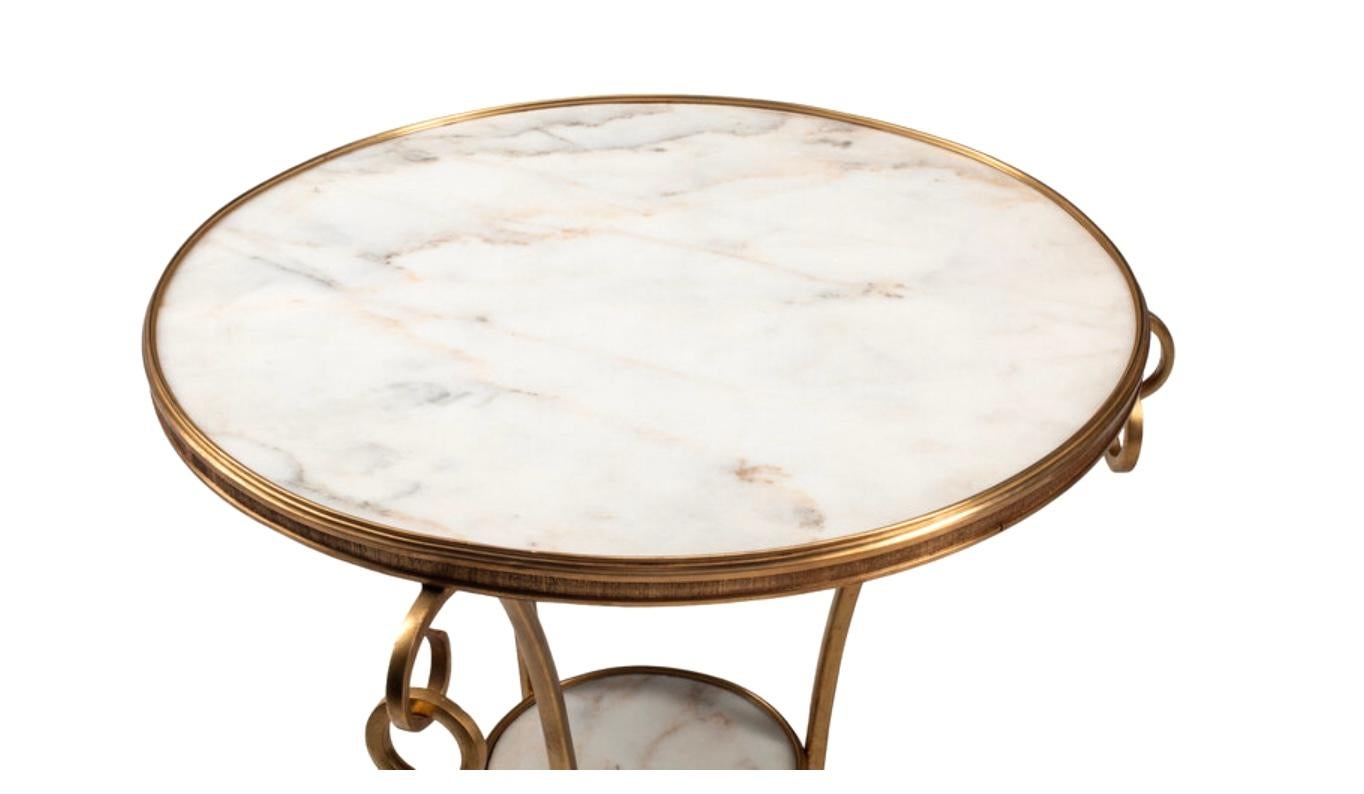 Paire de tables Guèridon en bronze doré et marbre blanc en vente 5