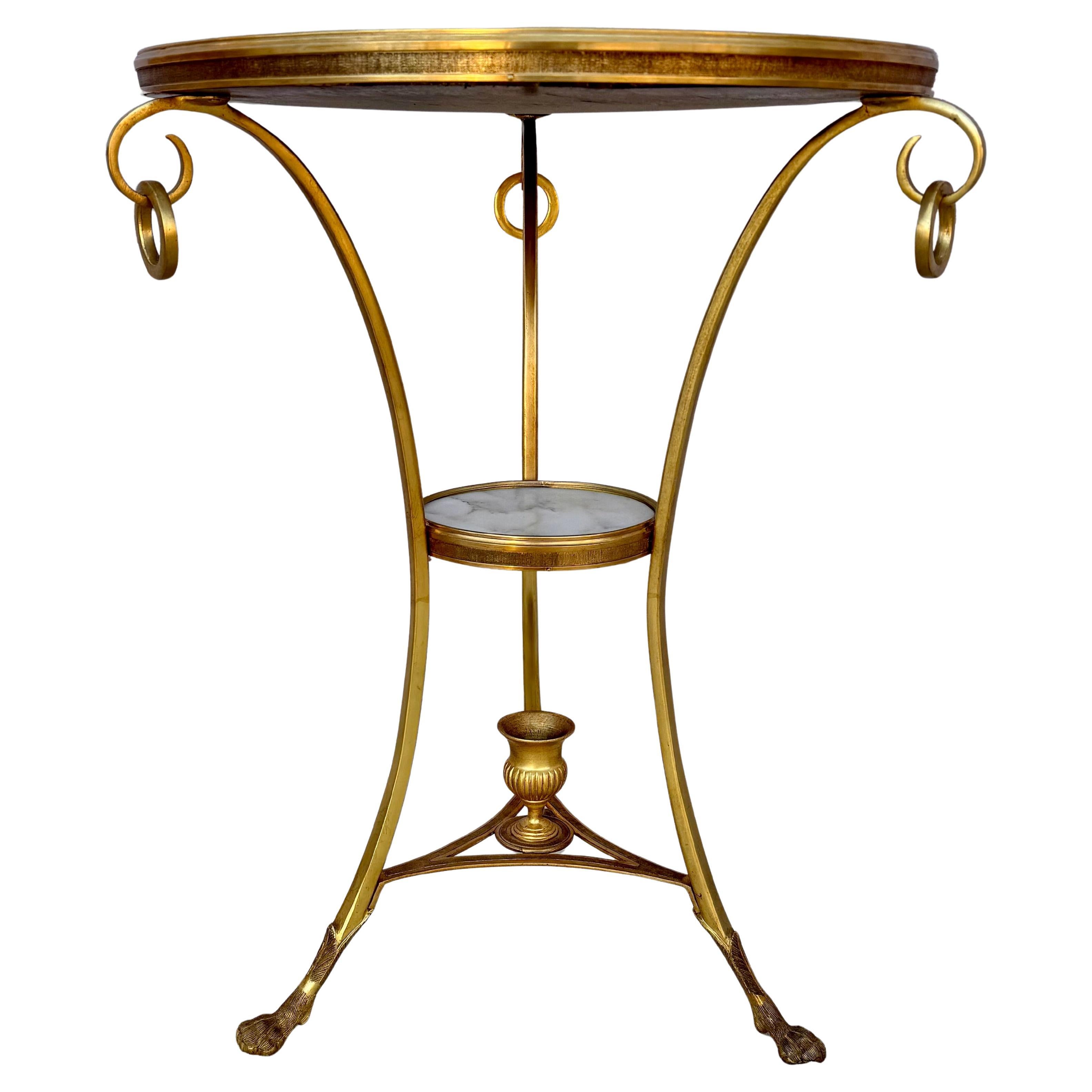 Français Paire de tables Guèridon en bronze doré et marbre blanc en vente